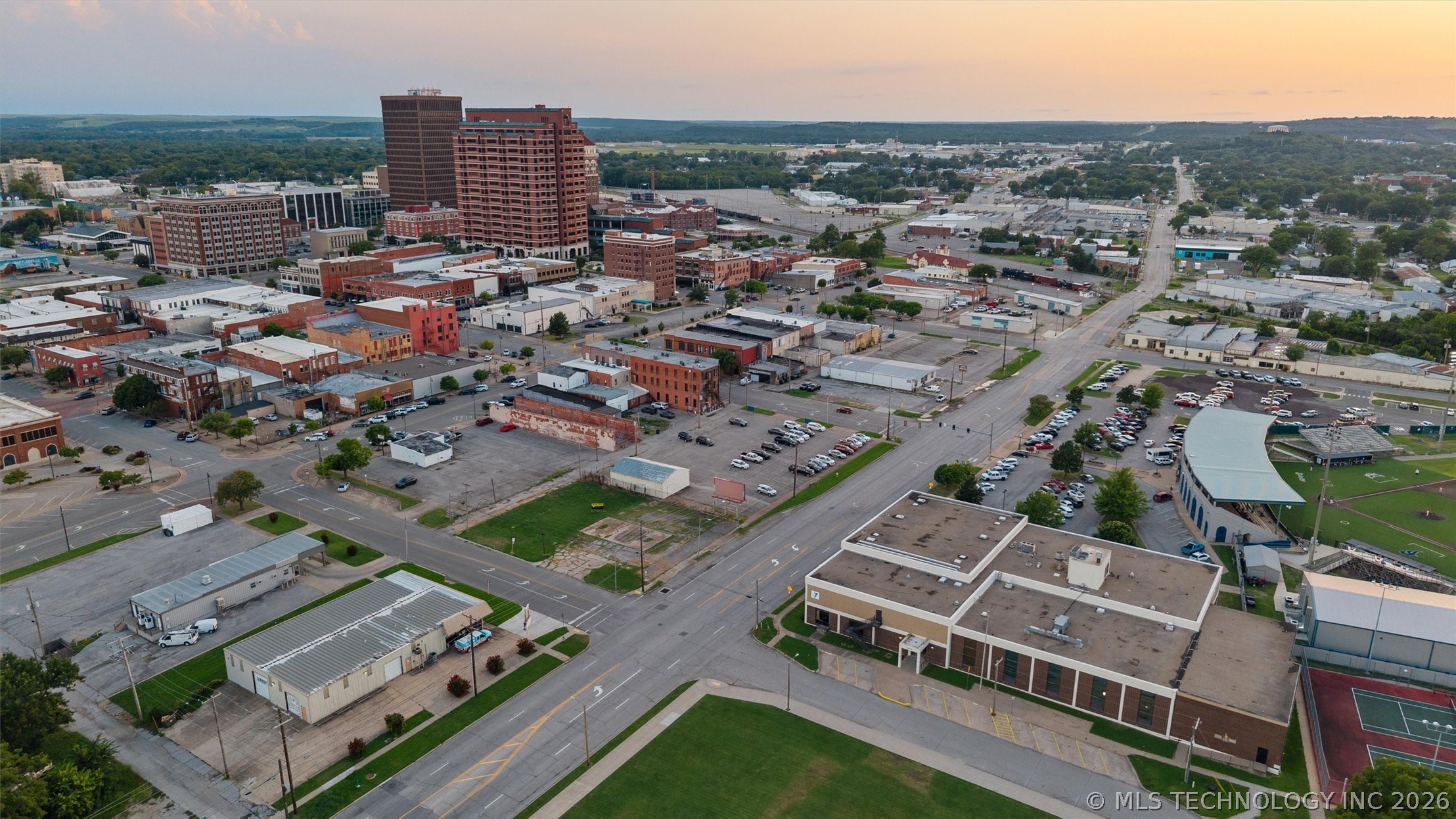 100 Se Dewey Avenue Property Photo 3