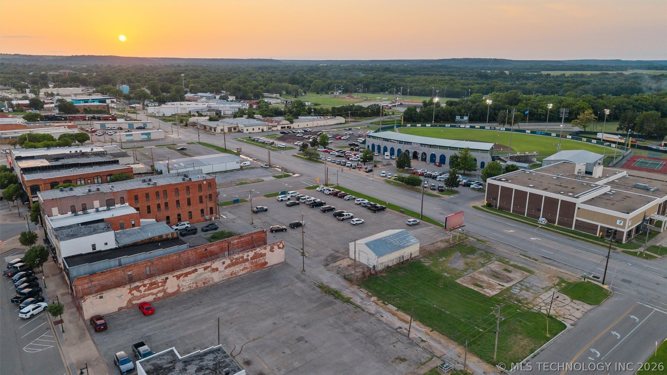 100 N Dewey Property Photo 2