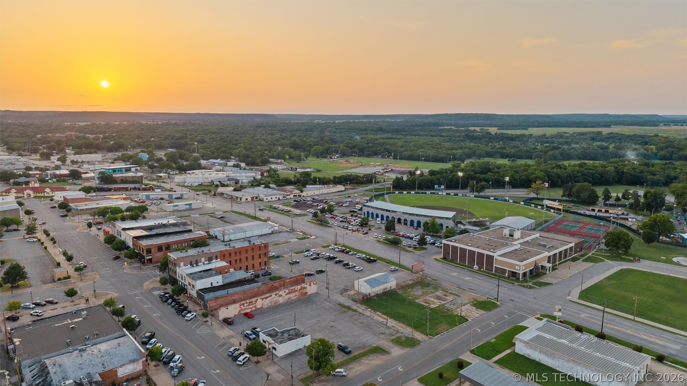 100 N Dewey Property Photo 3