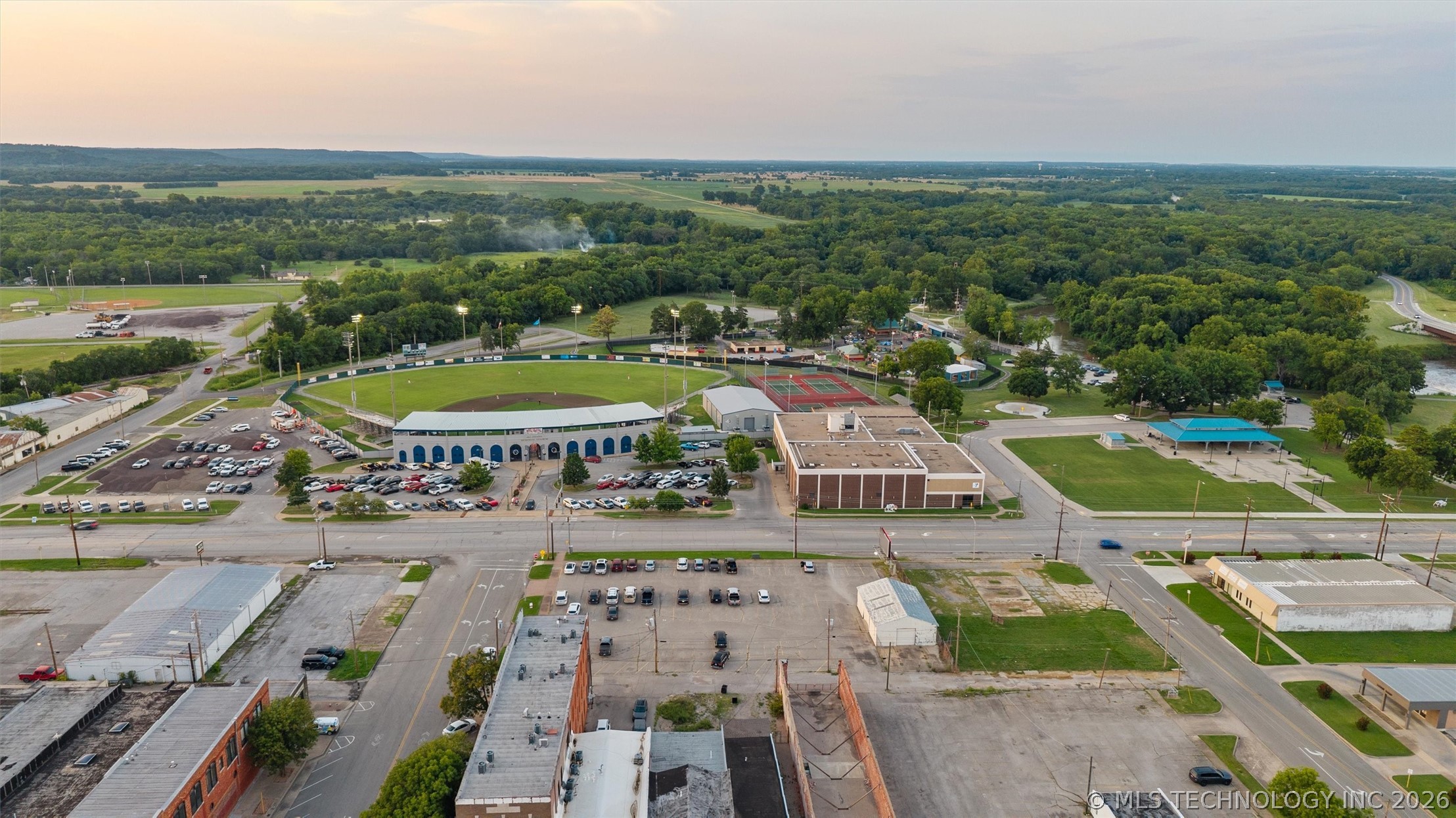 100 N Dewey Property Photo 4