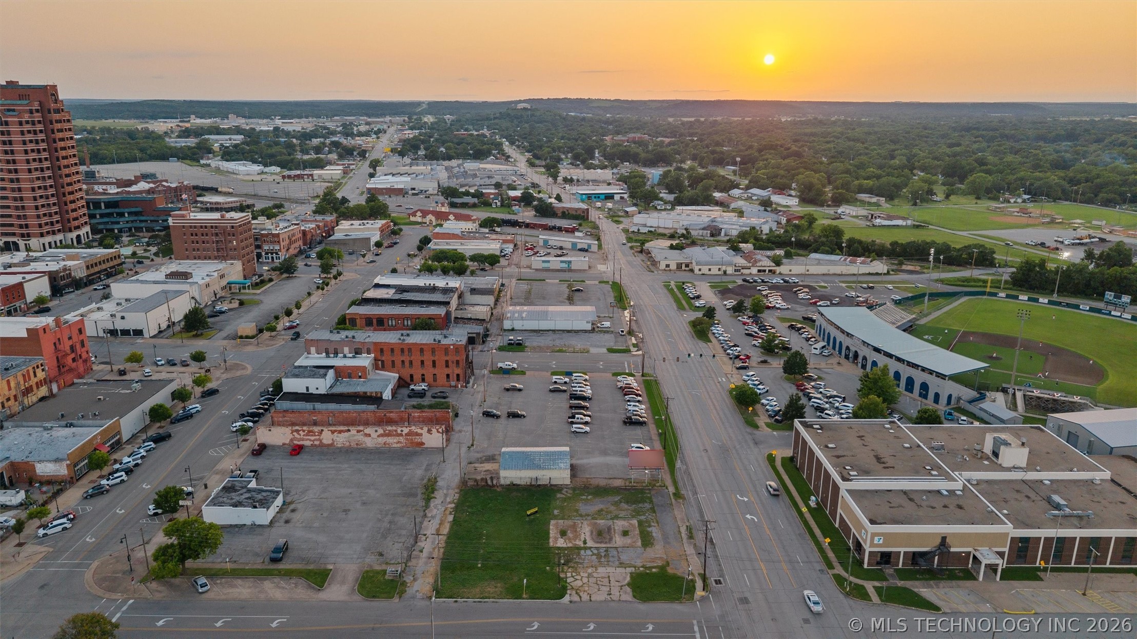 100 N Dewey Property Photo 6