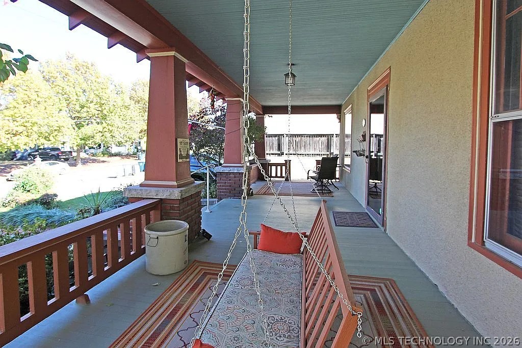 216 E 18th Street Property Photo 4