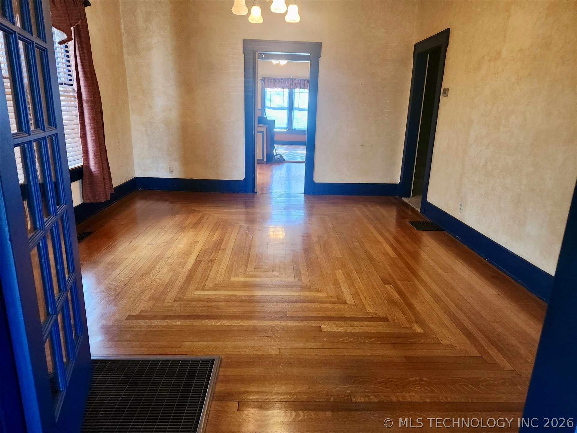 216 E 18th Street Property Photo 6