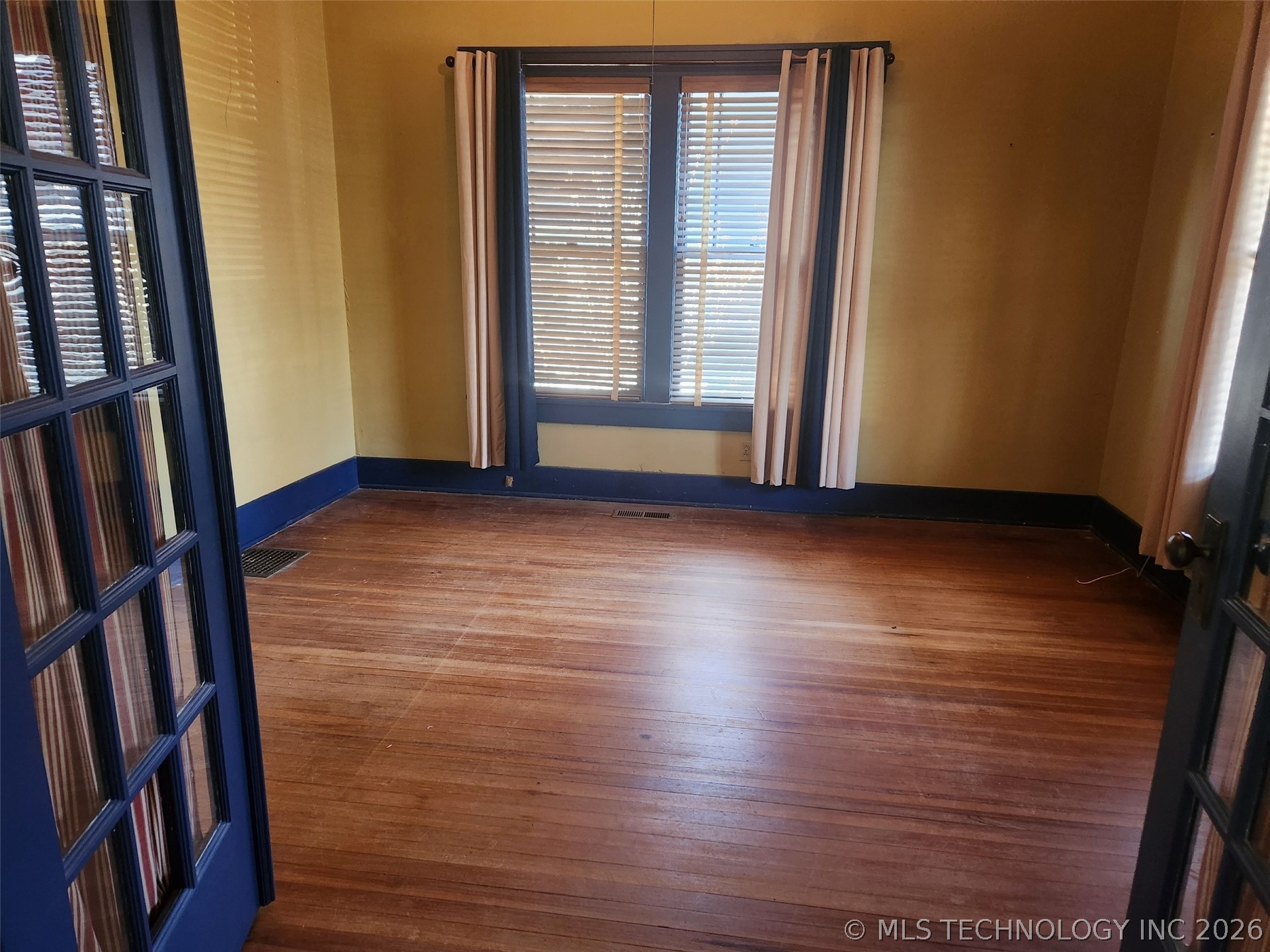 216 E 18th Street Property Photo 8