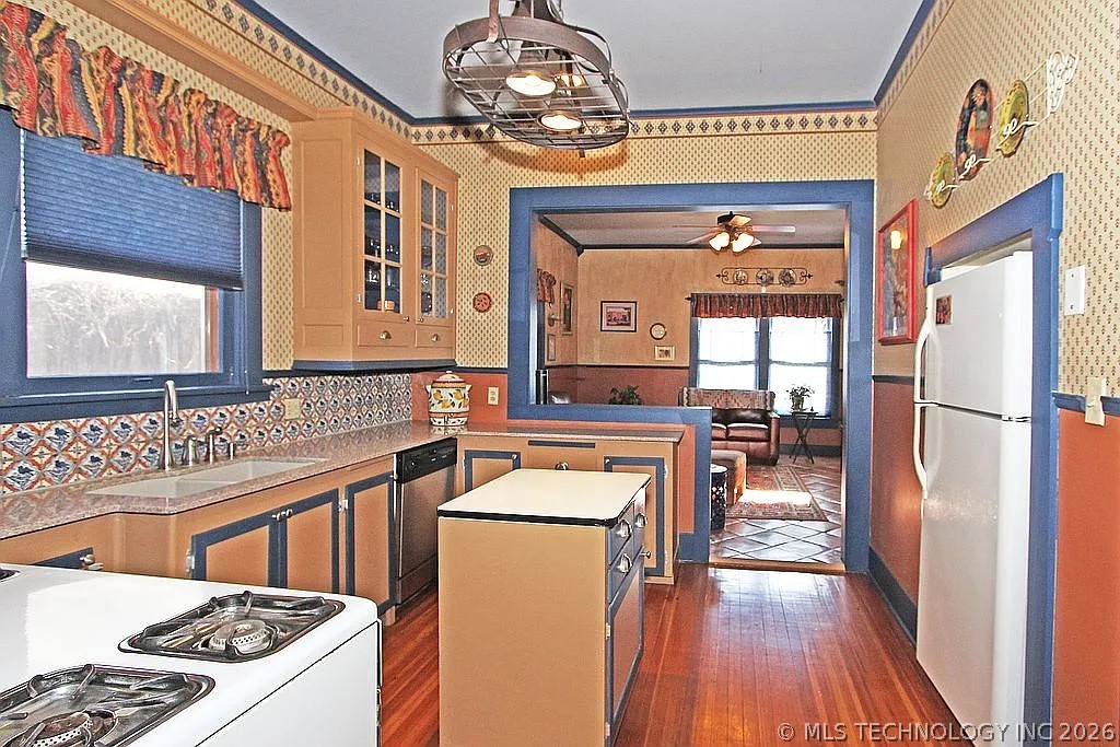 216 E 18th Street Property Photo 12