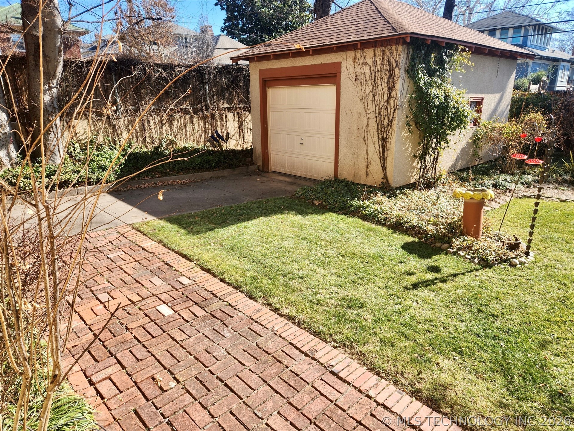 216 E 18th Street Property Photo 18