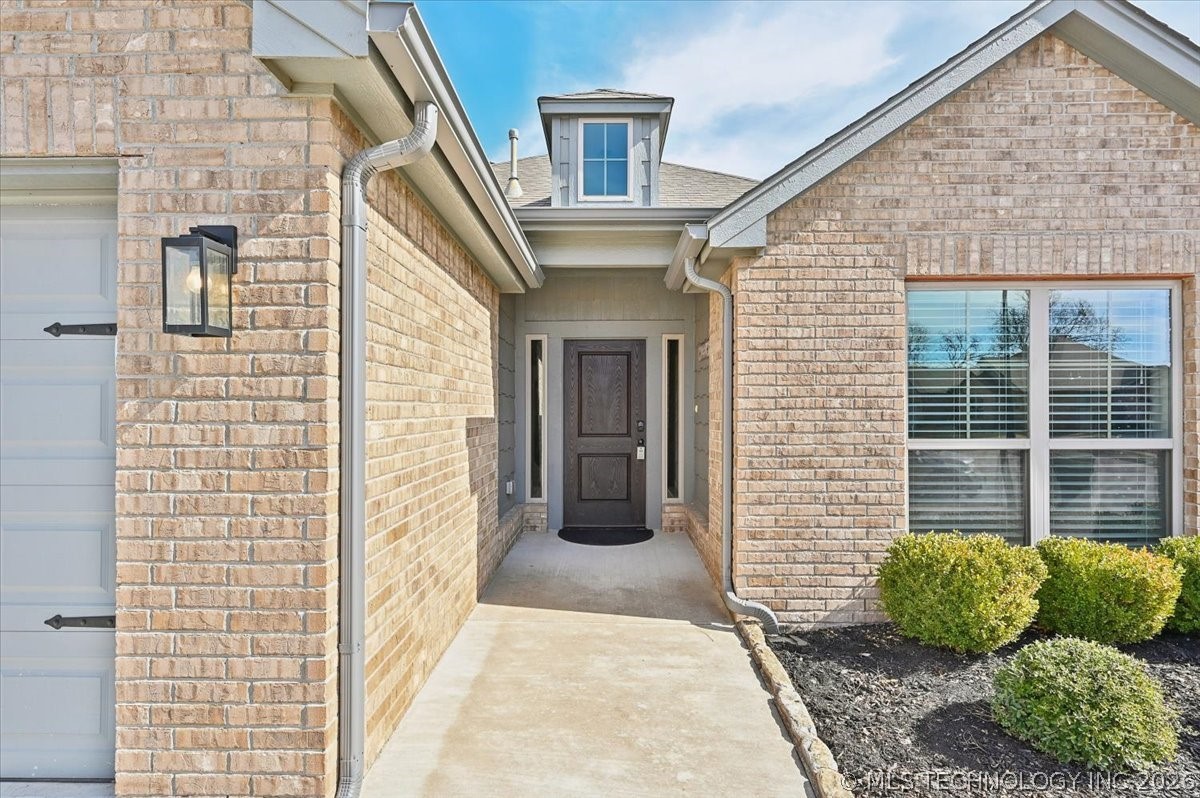 5433 Skylane Drive Property Photo 2