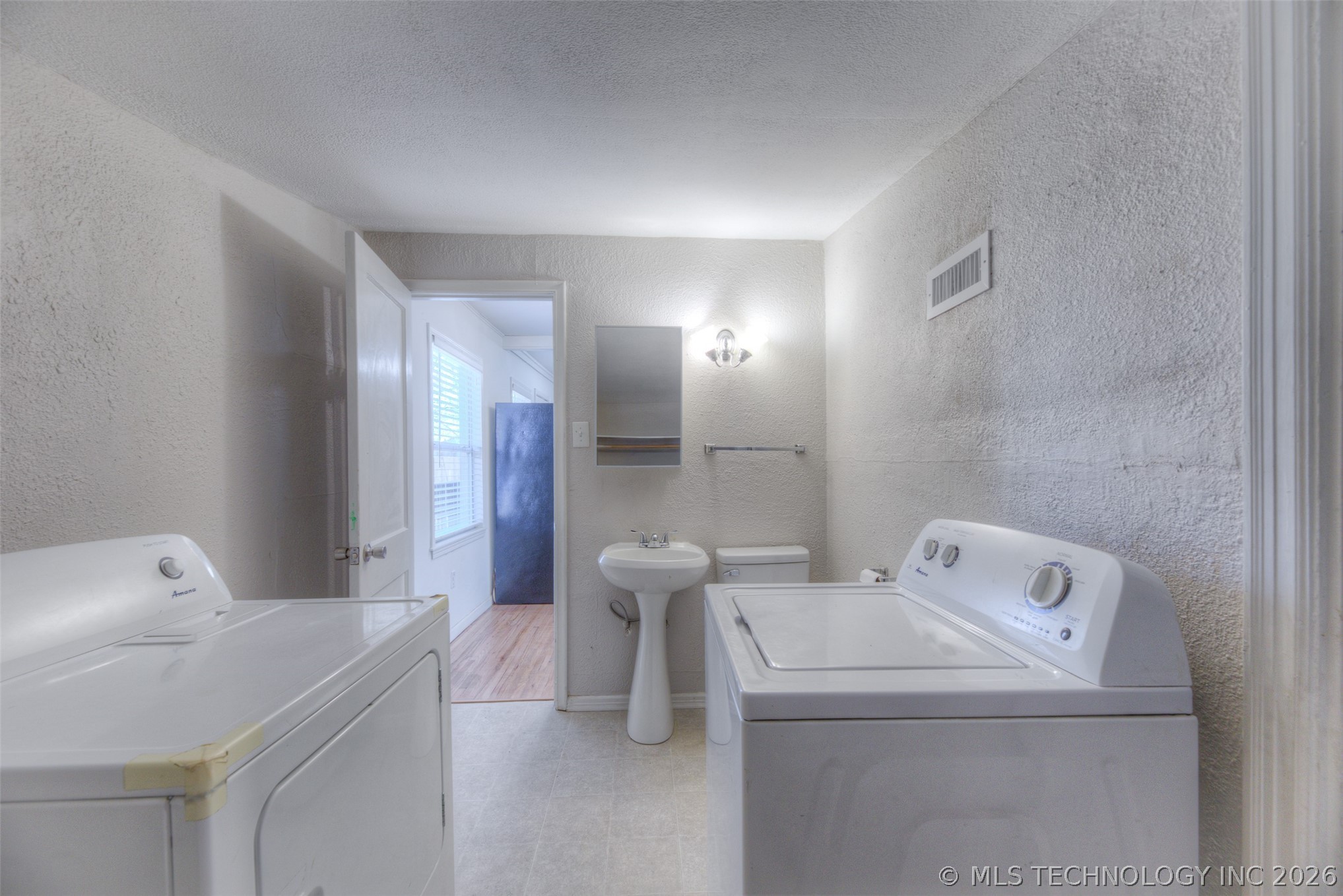 3741 E 2nd Street Property Photo 18
