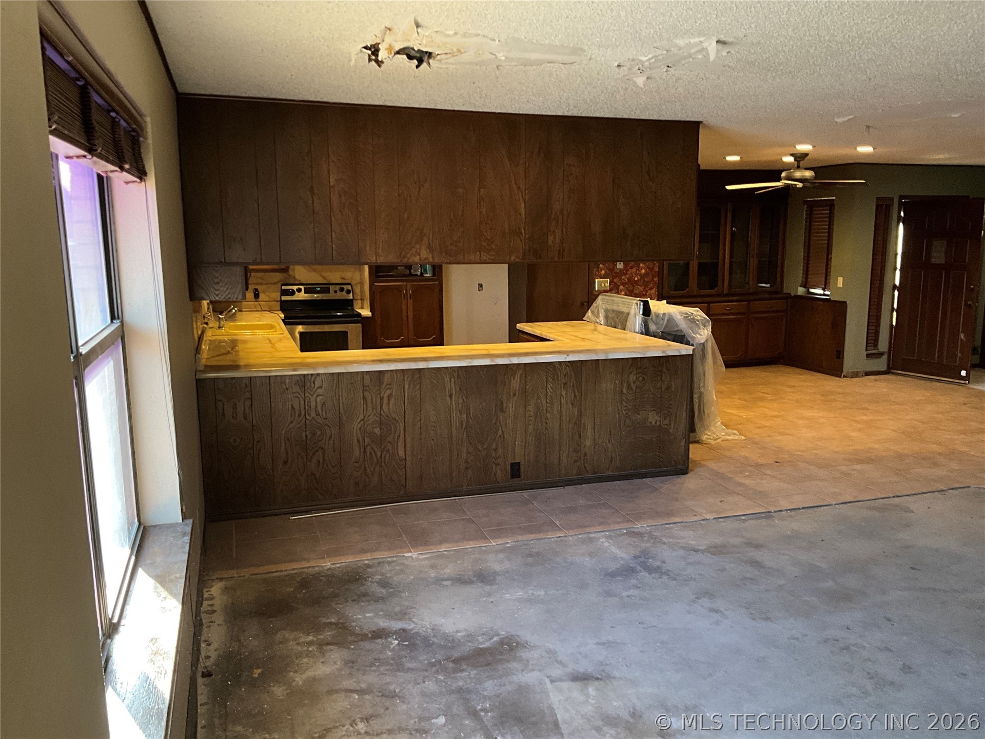 2303 Linfield Court Property Photo 4