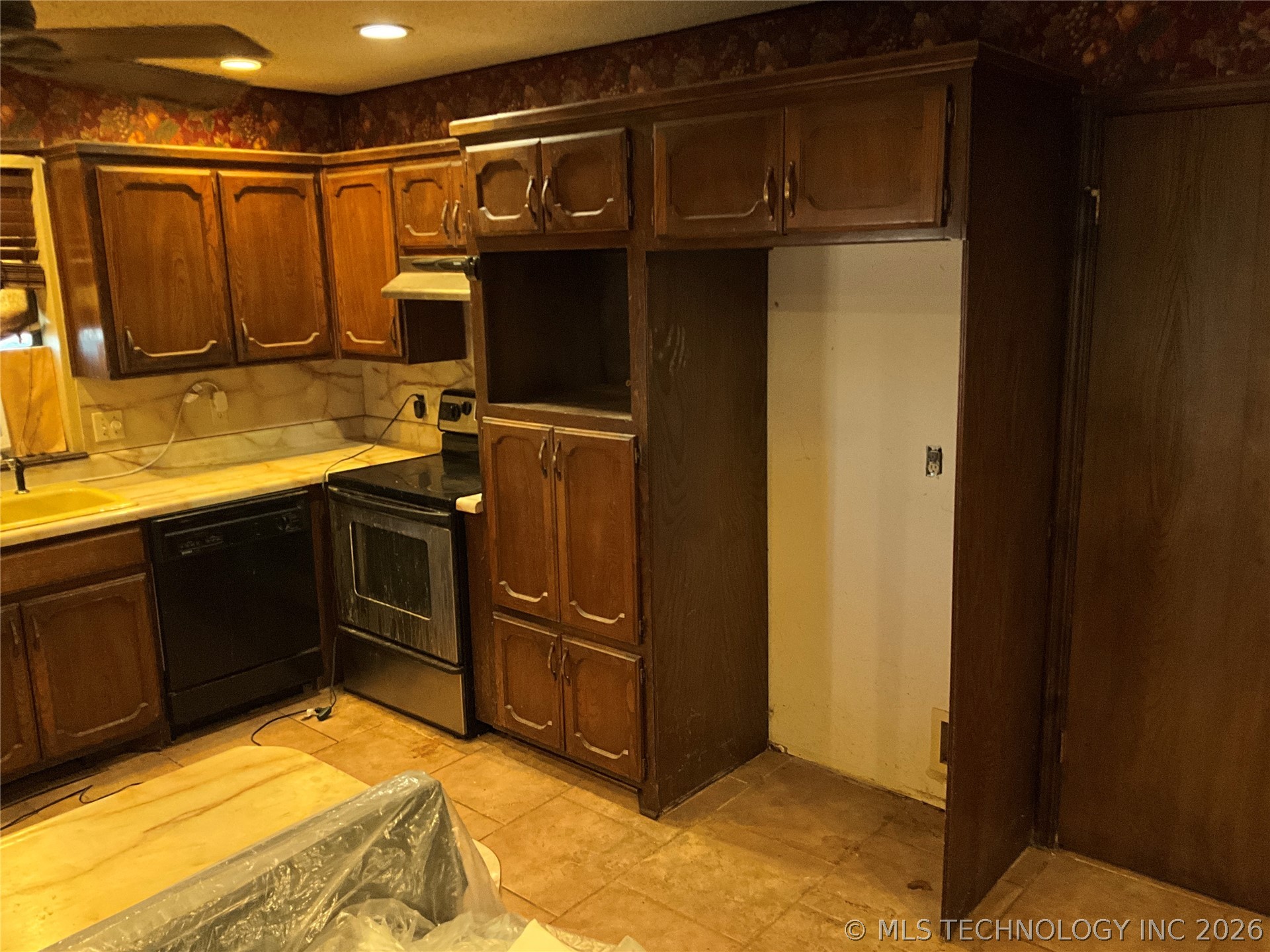 2303 Linfield Court Property Photo 9