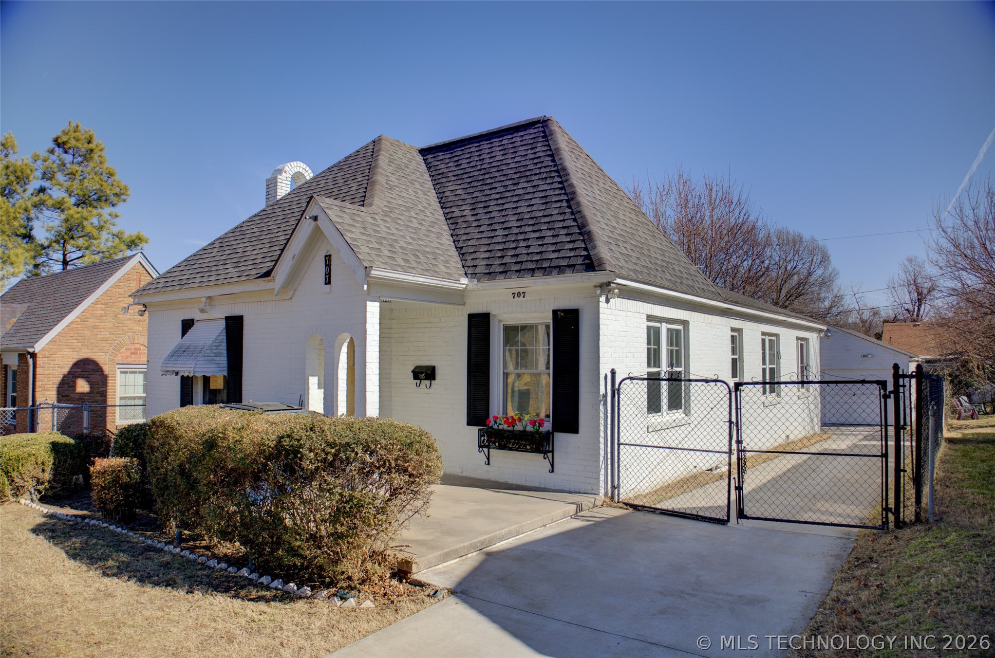 707 S Knoxville Avenue Property Photo 1