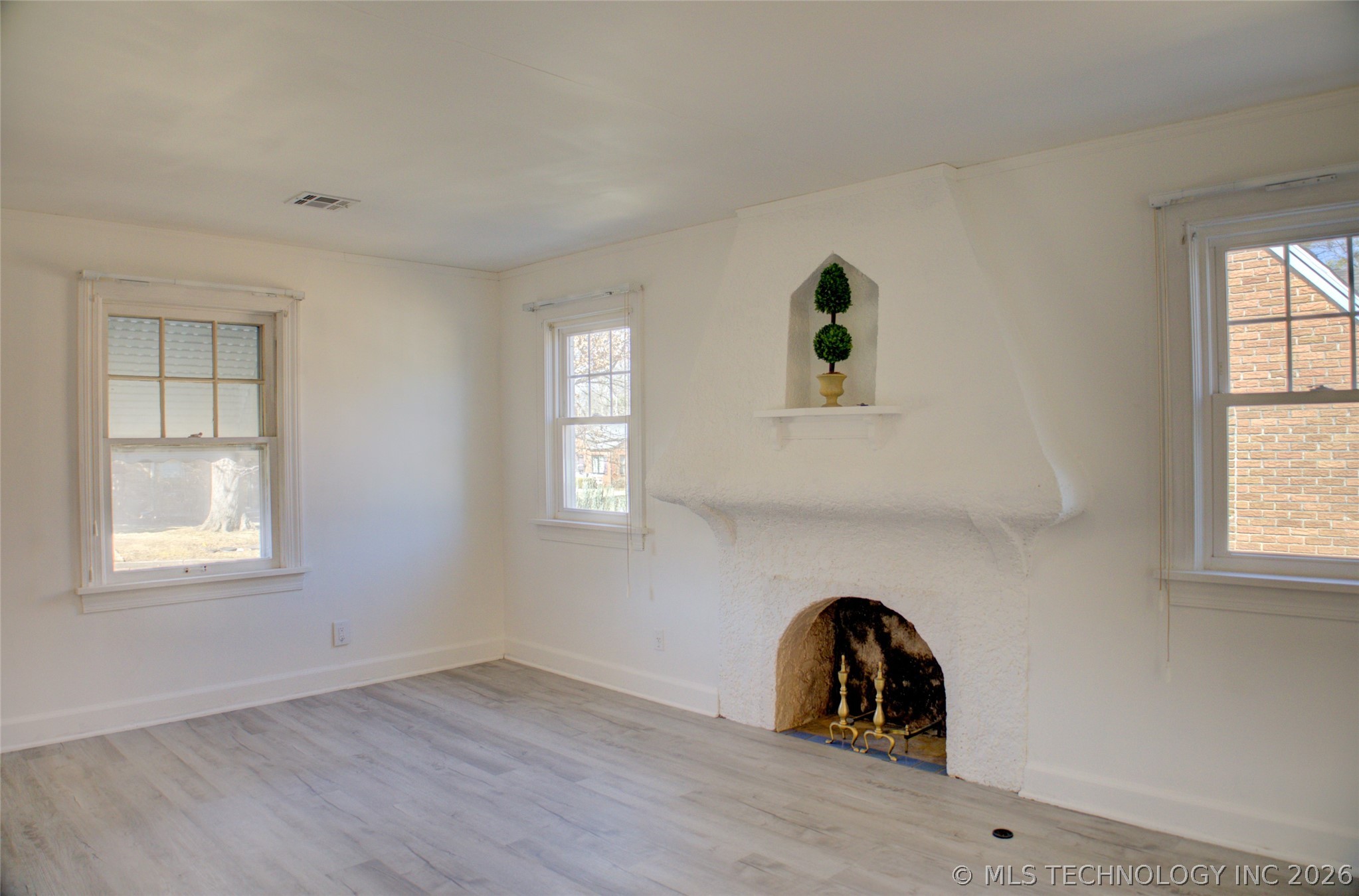 707 S Knoxville Avenue Property Photo 3