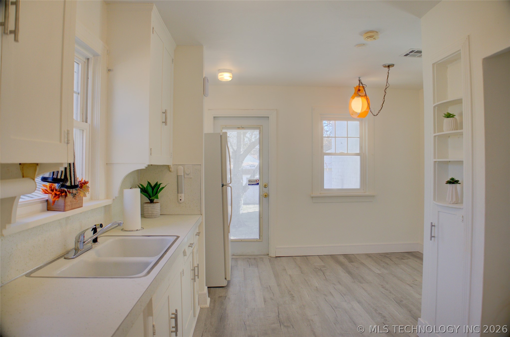 707 S Knoxville Avenue Property Photo 10