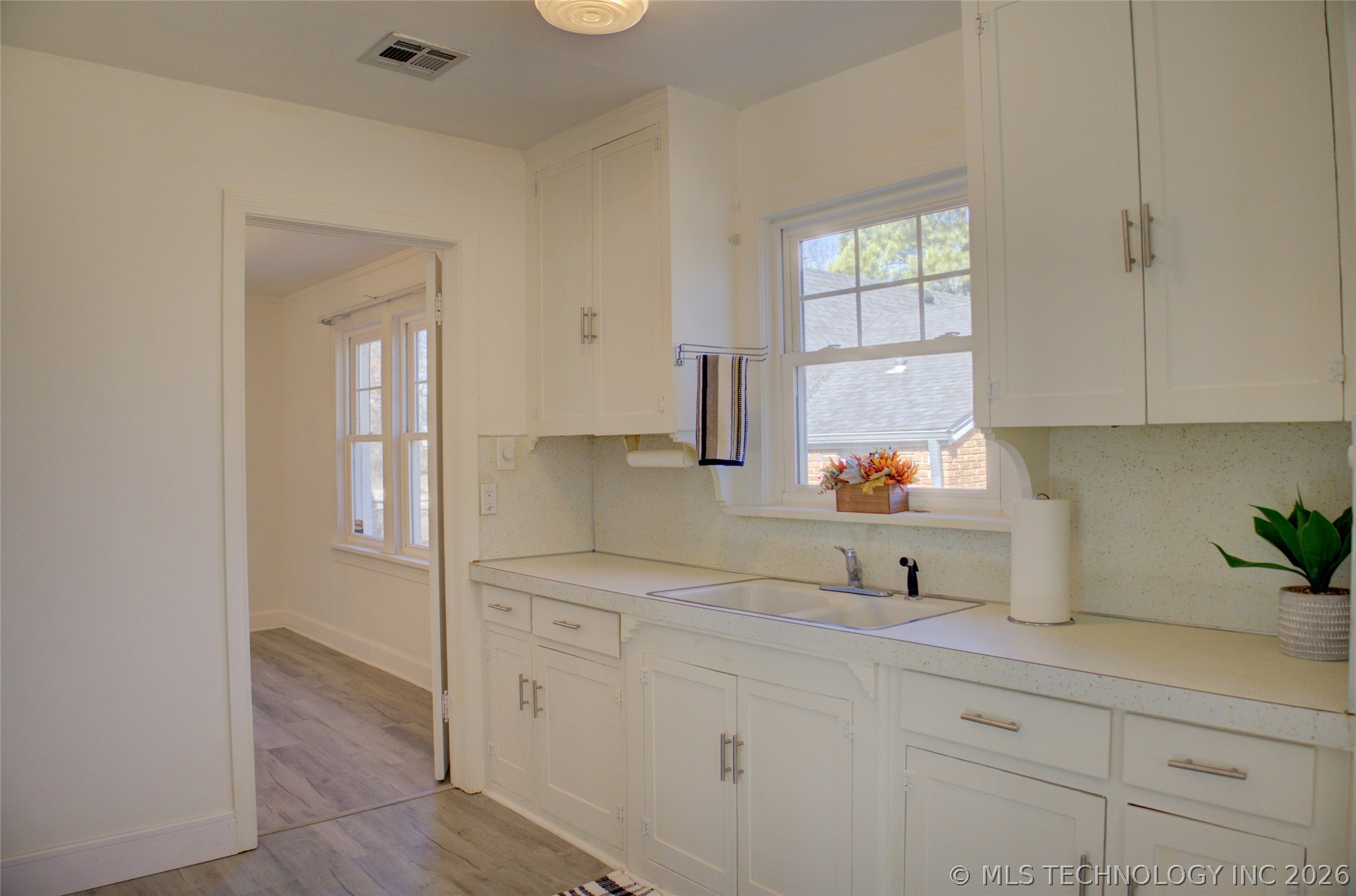 707 S Knoxville Avenue Property Photo 12