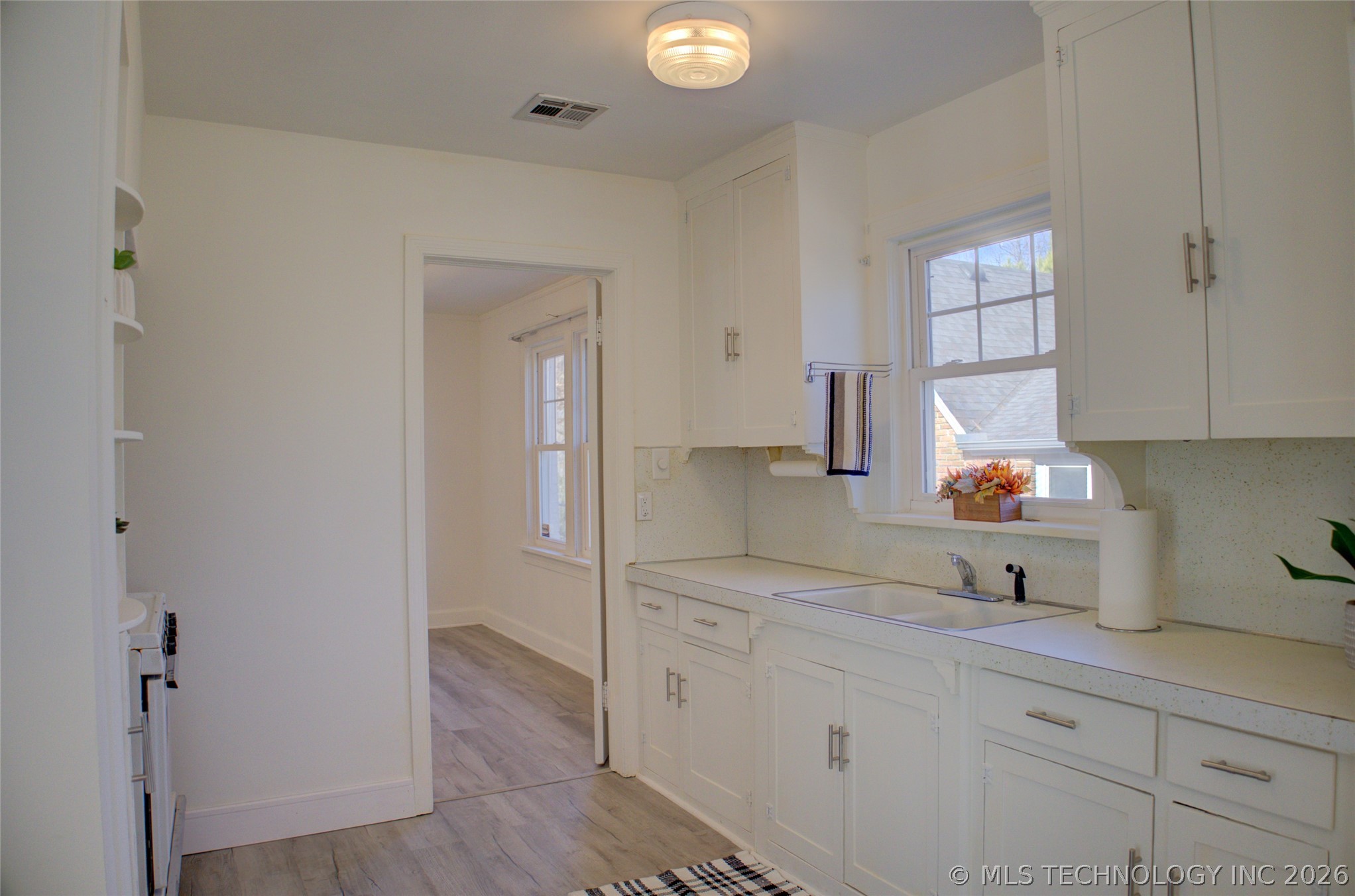 707 S Knoxville Avenue Property Photo 13