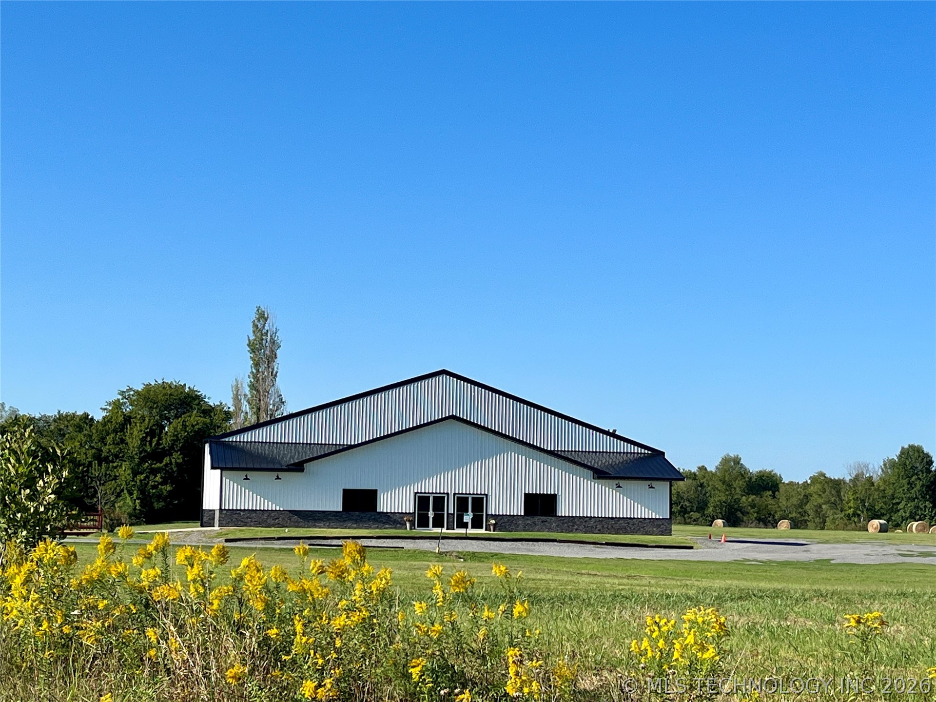 2710 S Cherokee Drive Property Photo 1