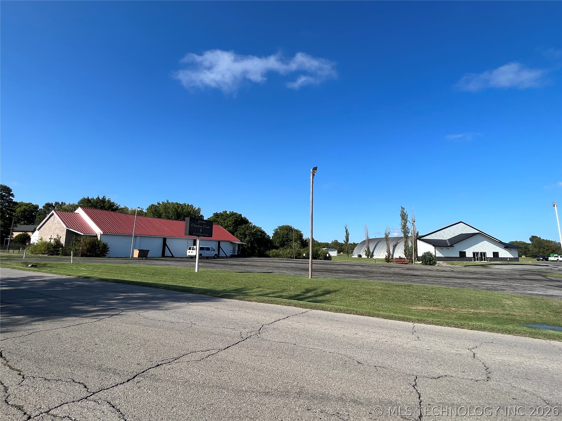 2710 S Cherokee Drive Property Photo 2