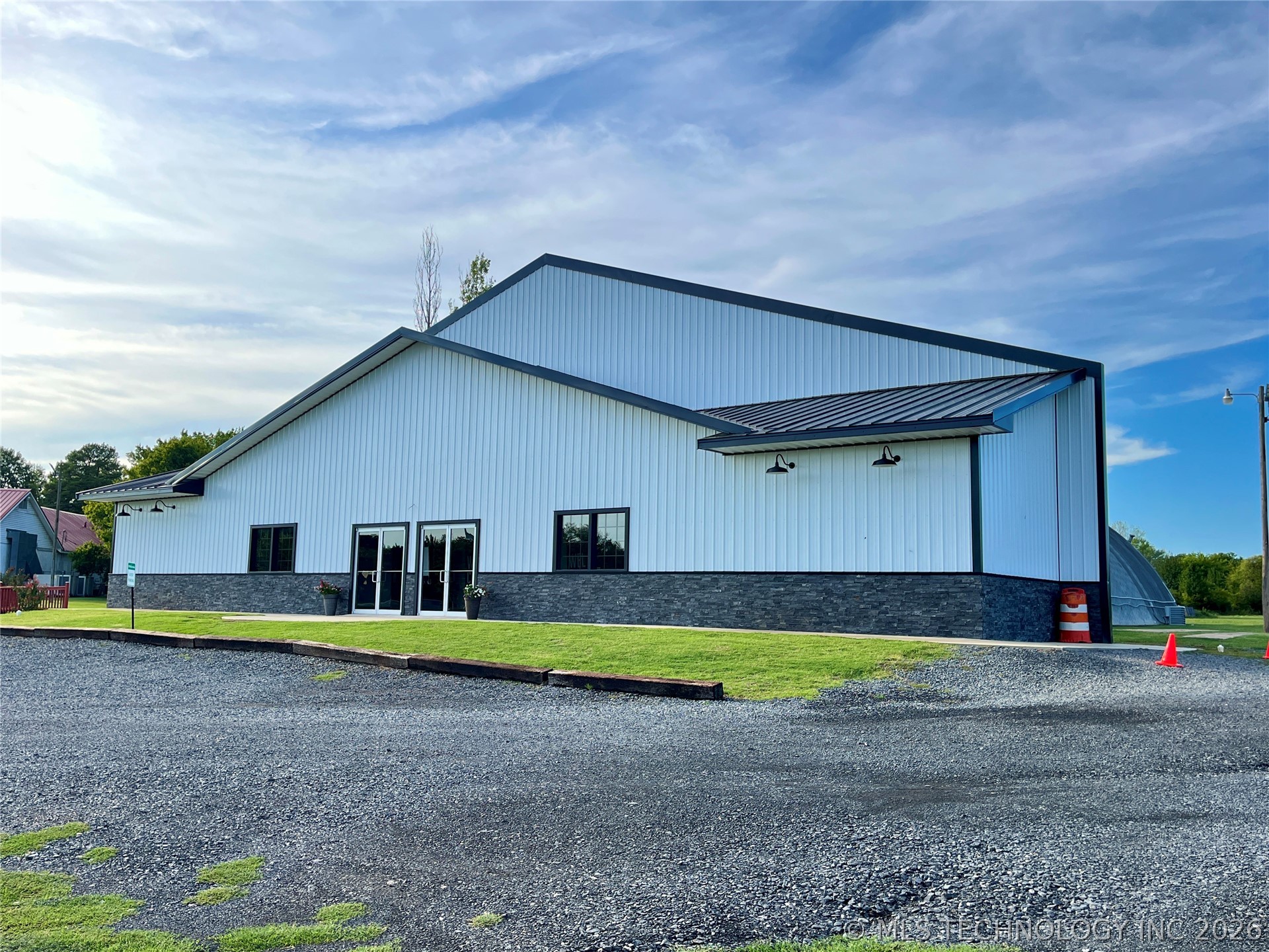 2710 S Cherokee Drive Property Photo 5