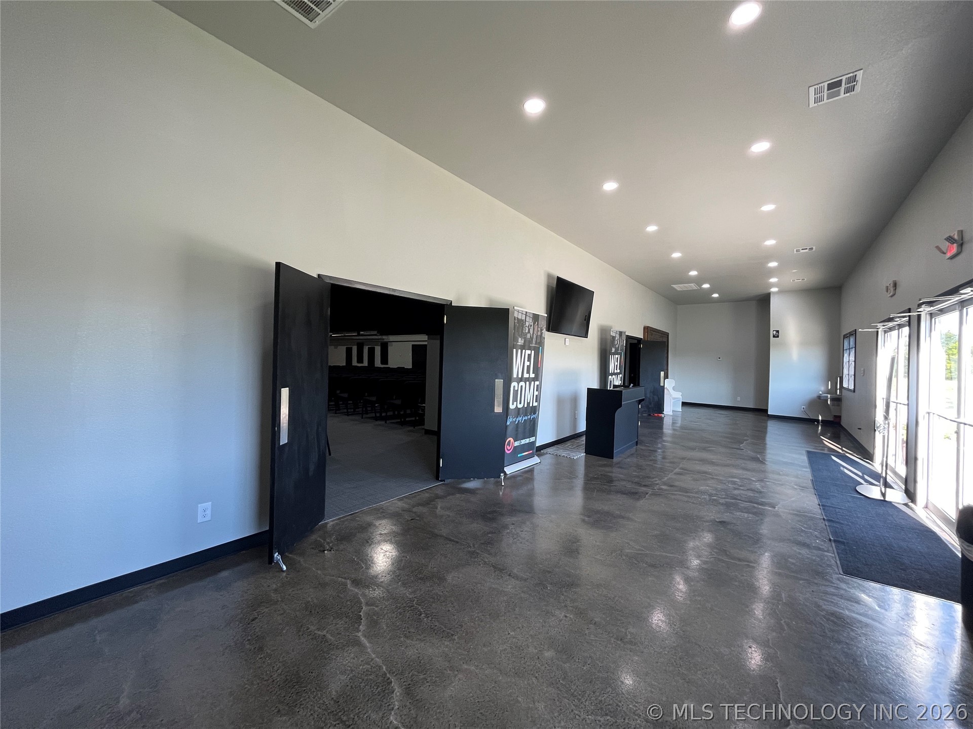 2710 S Cherokee Drive Property Photo 6