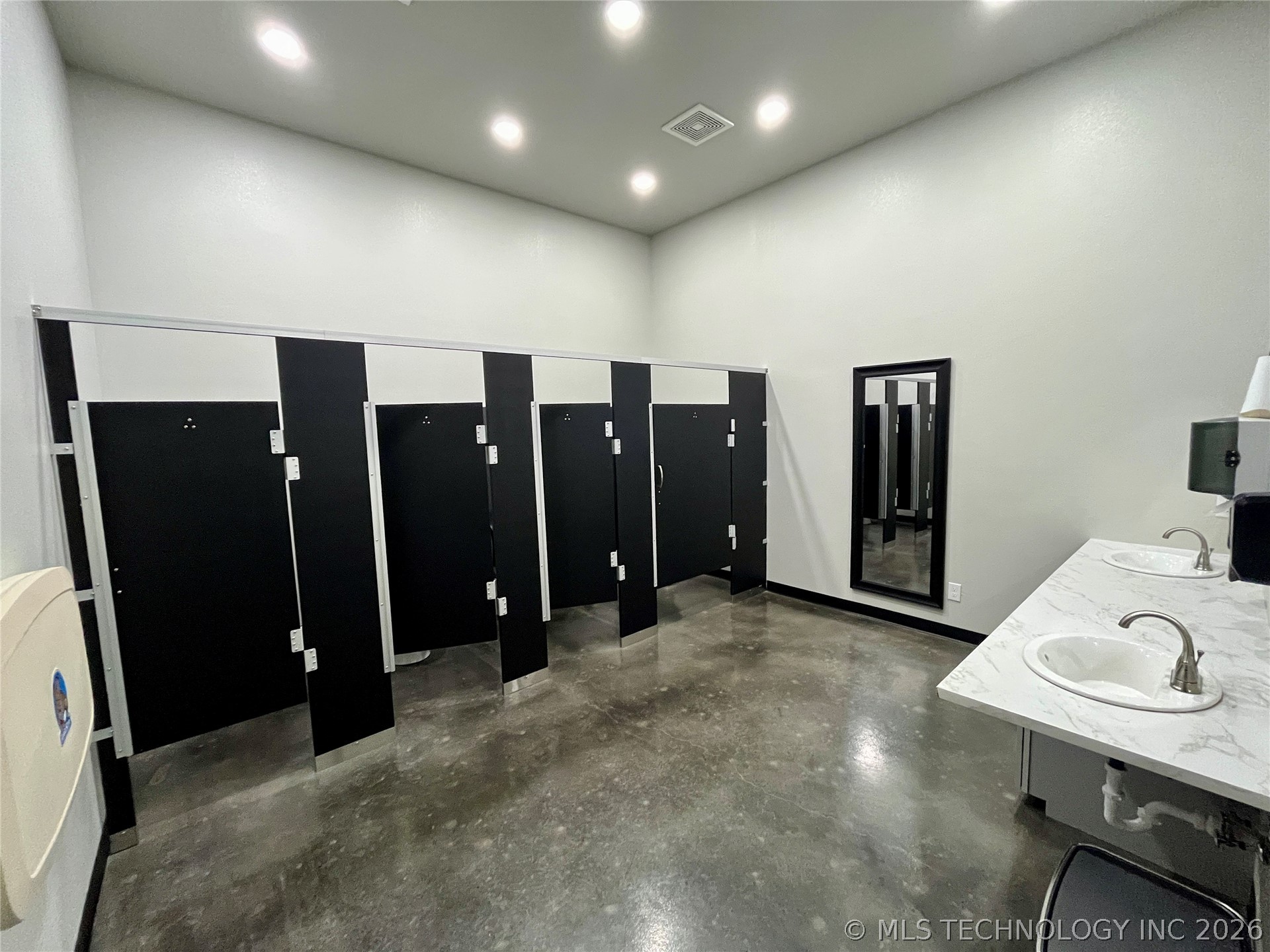 2710 S Cherokee Drive Property Photo 7