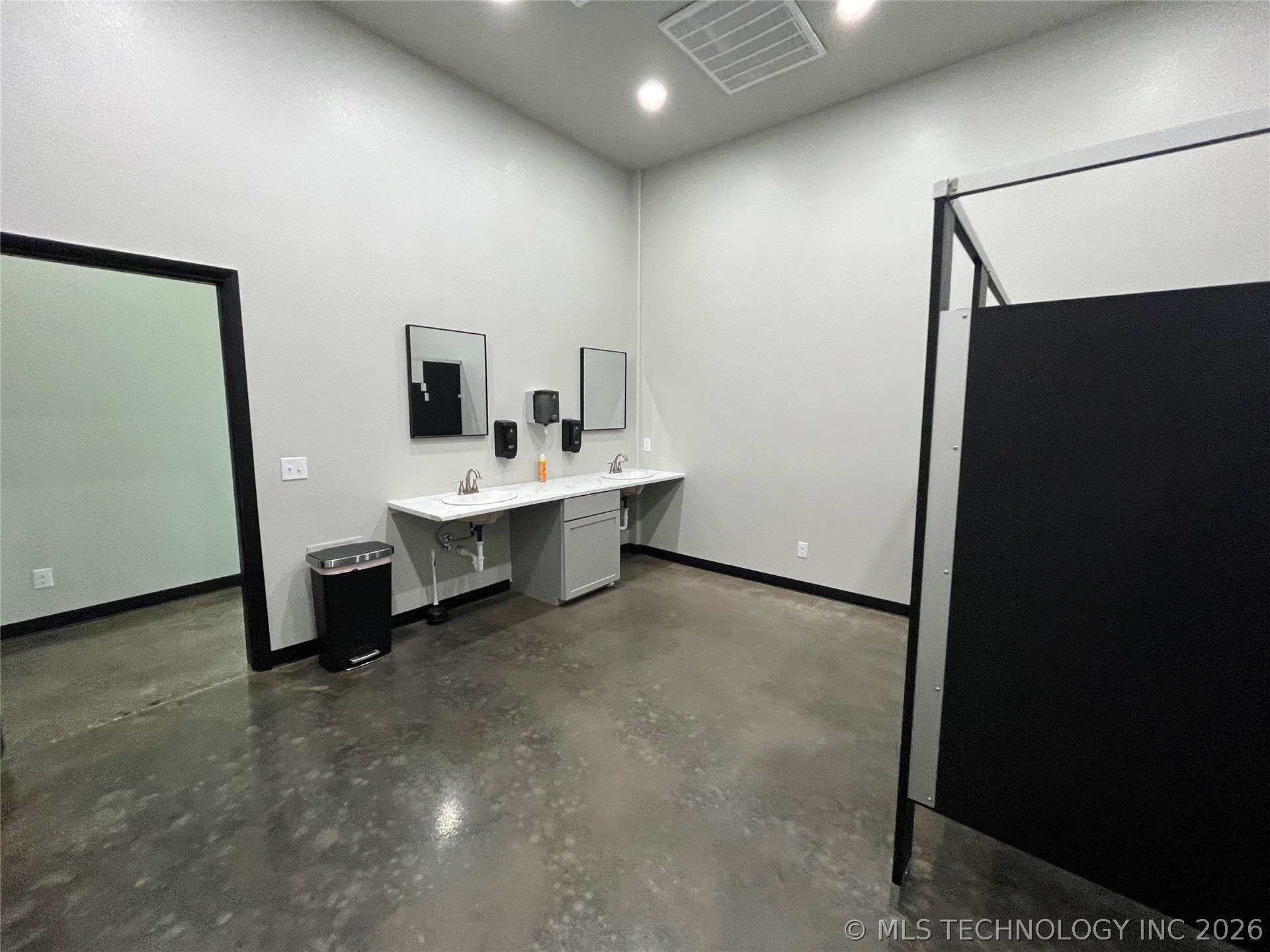 2710 S Cherokee Drive Property Photo 8