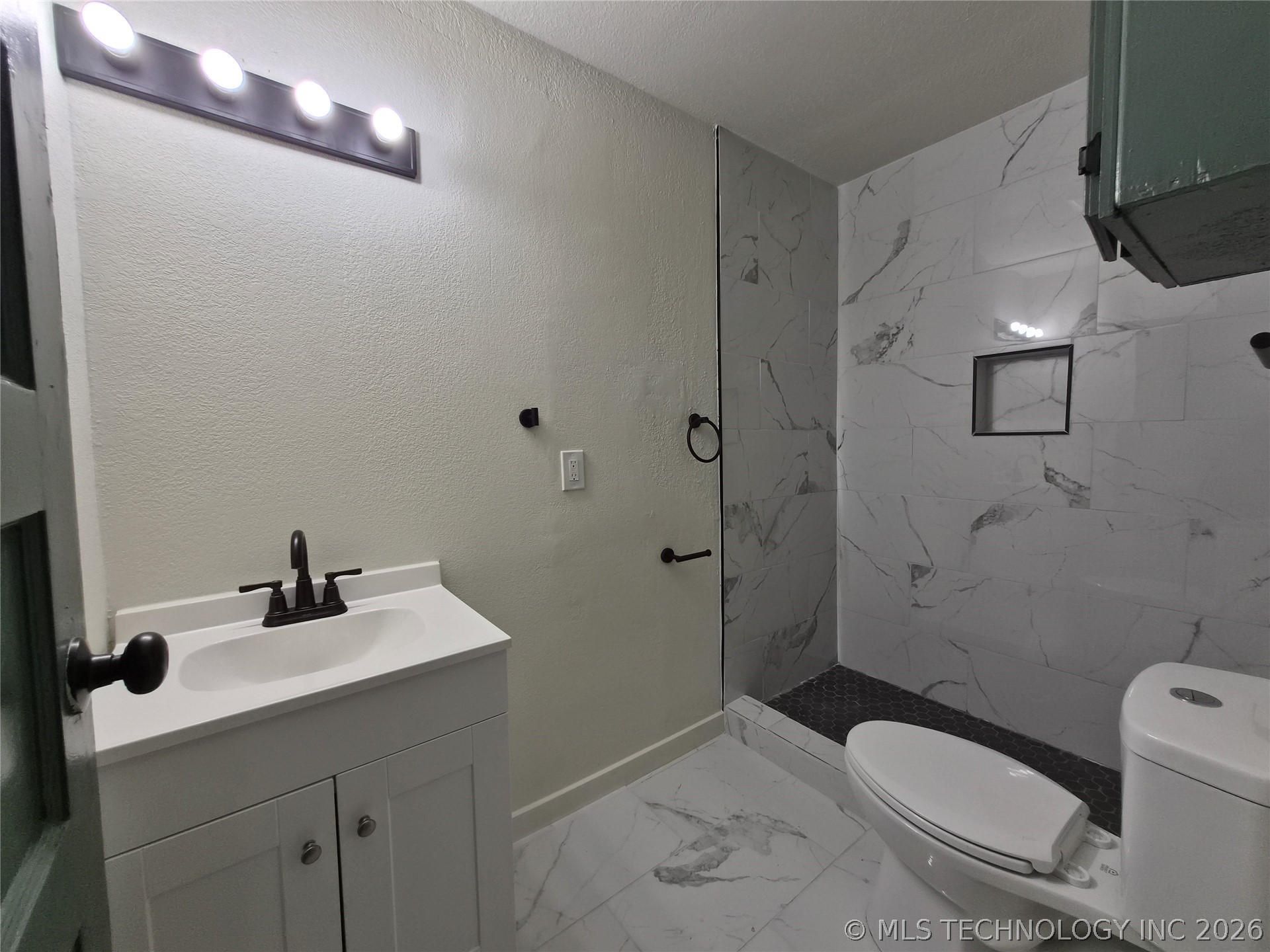 1409 Summit Street Property Photo 11