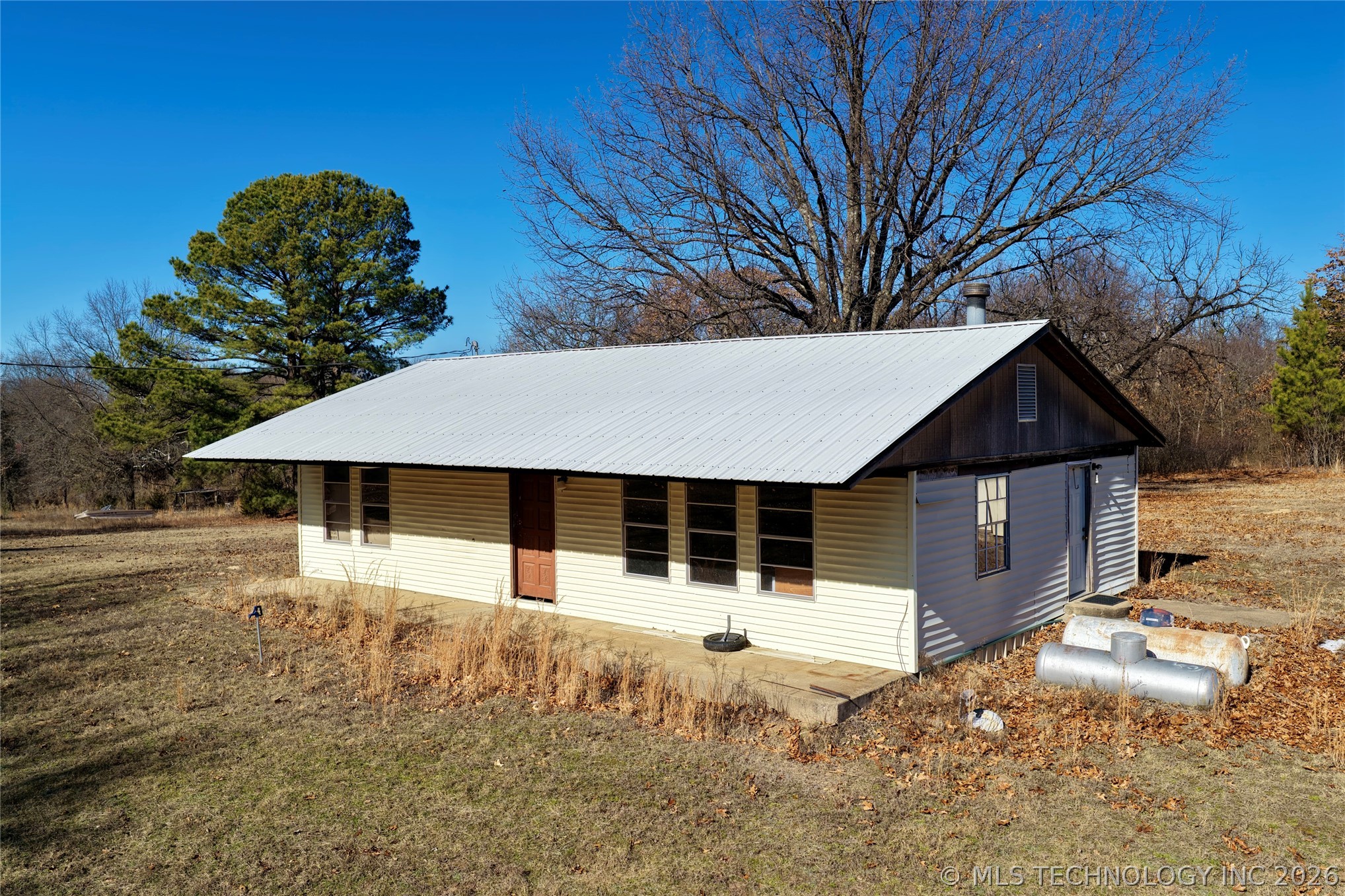 417188 E 1135 Road Property Photo 9