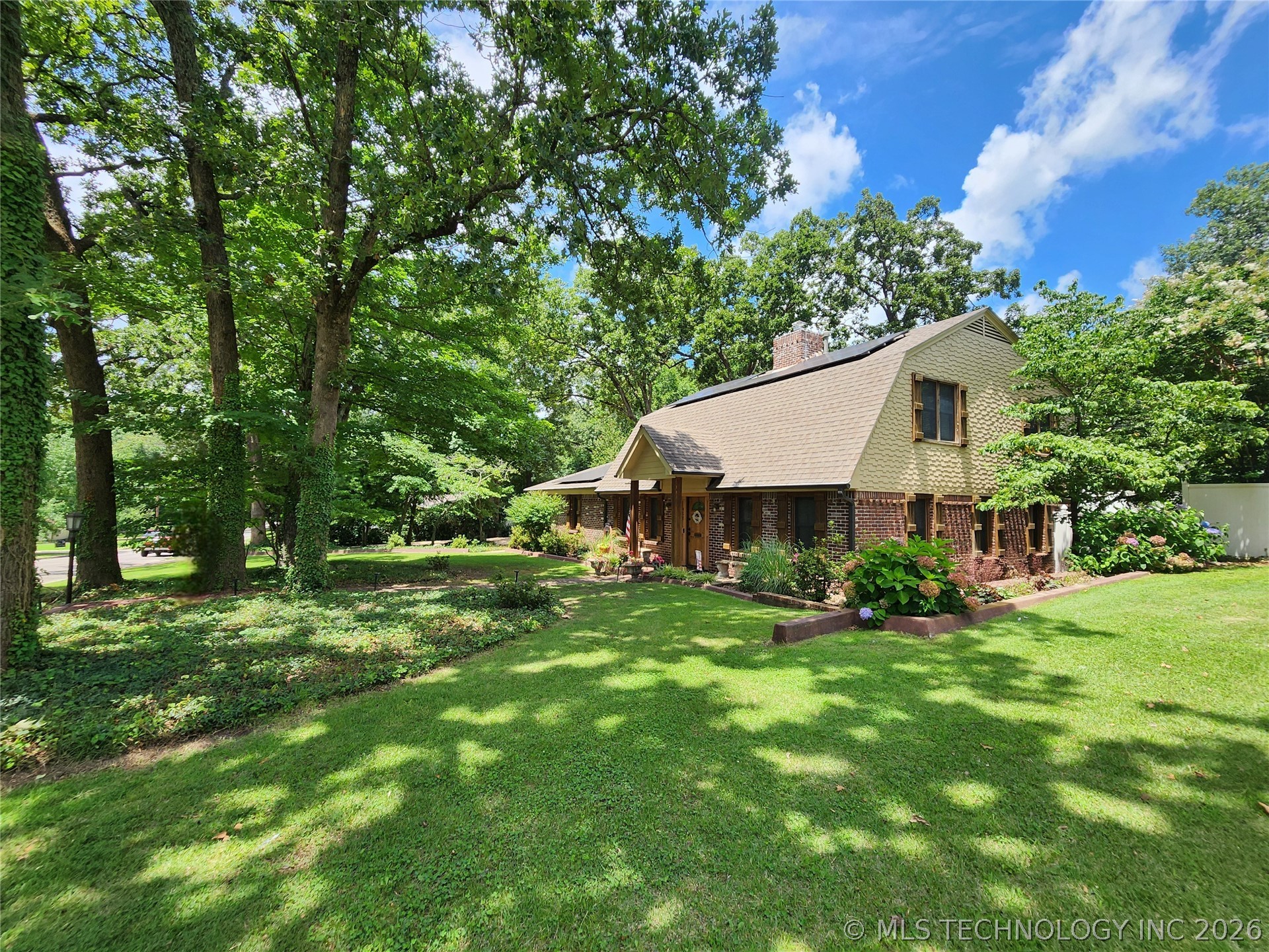 425 E Seneca Street Property Photo 2