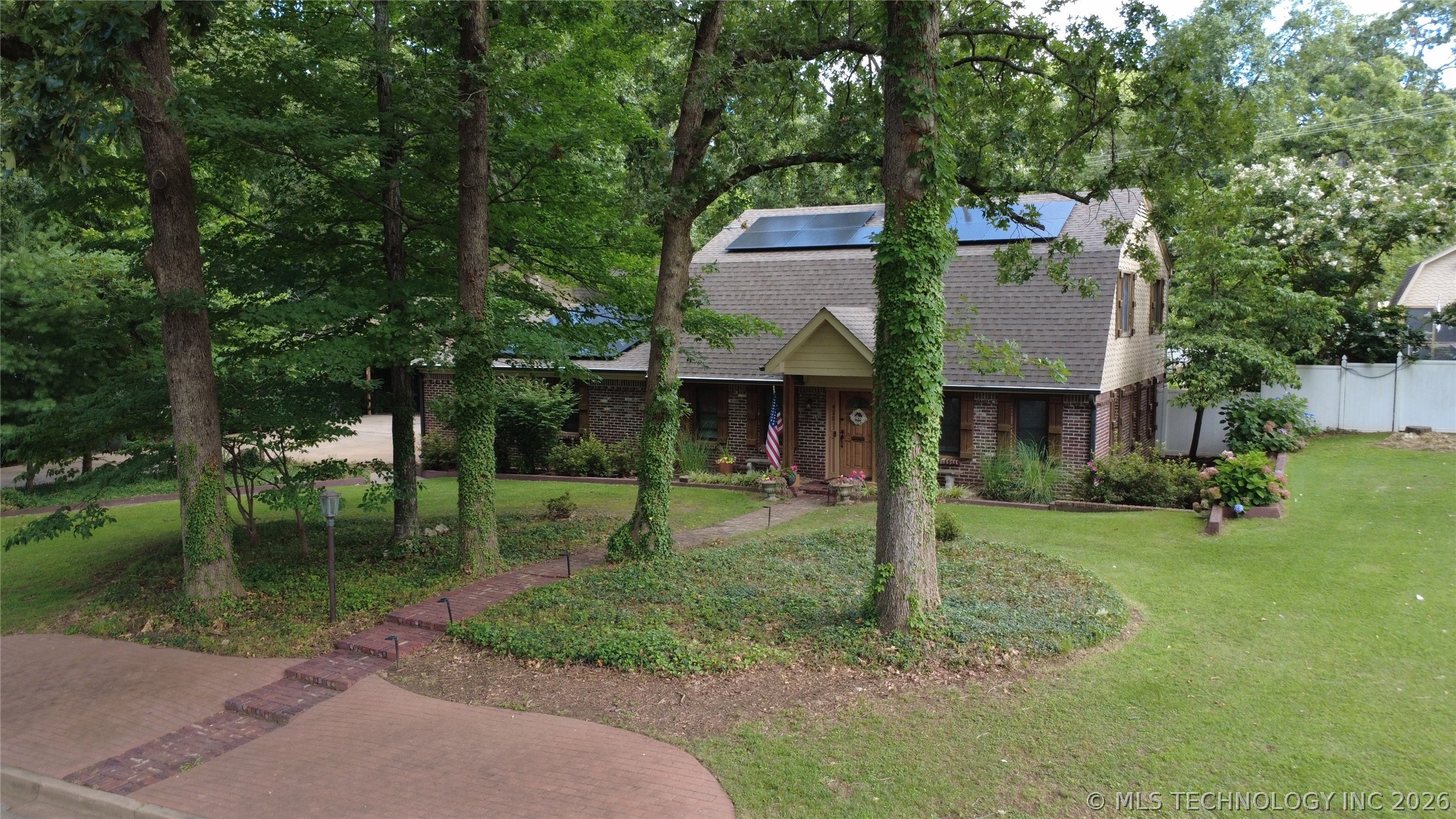 425 E Seneca Street Property Photo 3