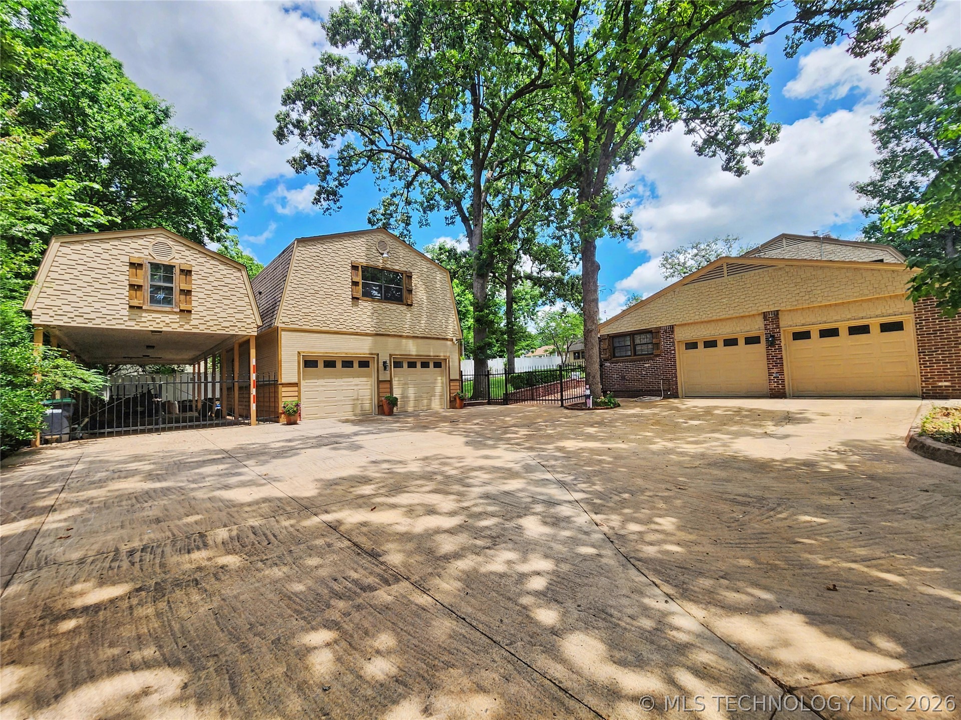 425 E Seneca Street Property Photo 4