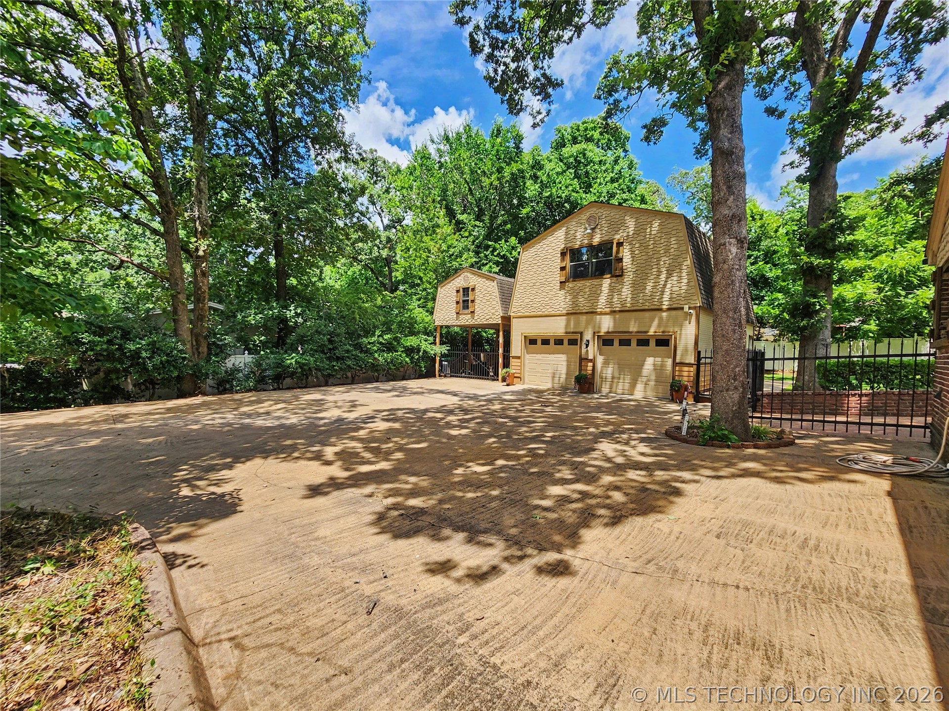 425 E Seneca Street Property Photo 5