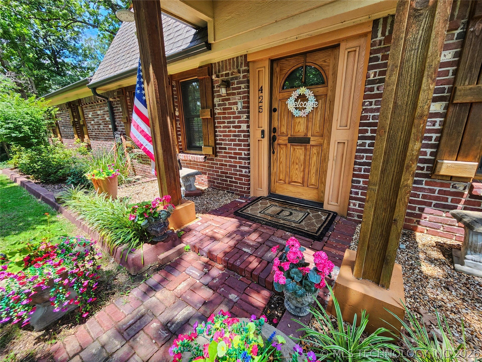 425 E Seneca Street Property Photo 7