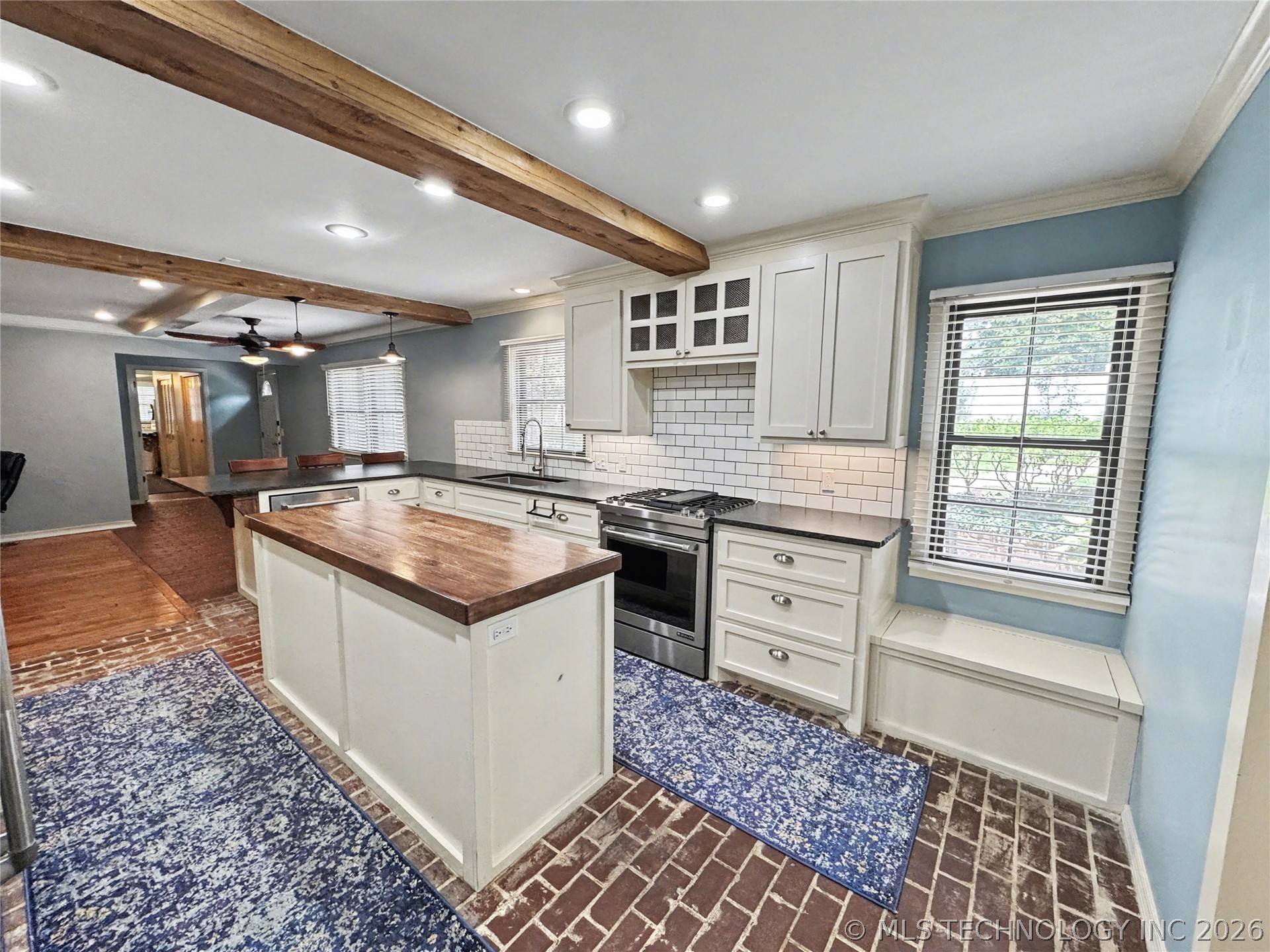 425 E Seneca Street Property Photo 12