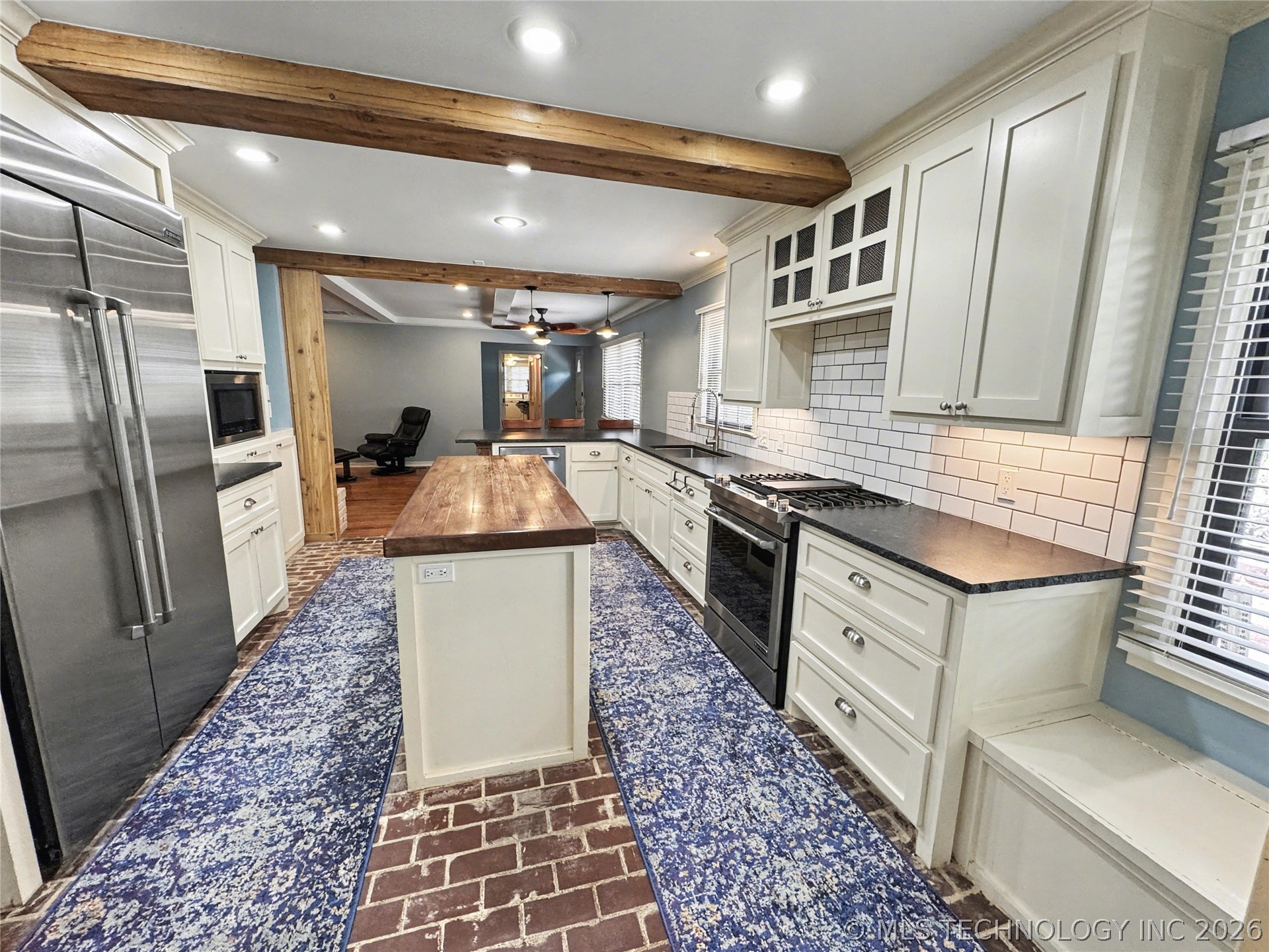 425 E Seneca Street Property Photo 13