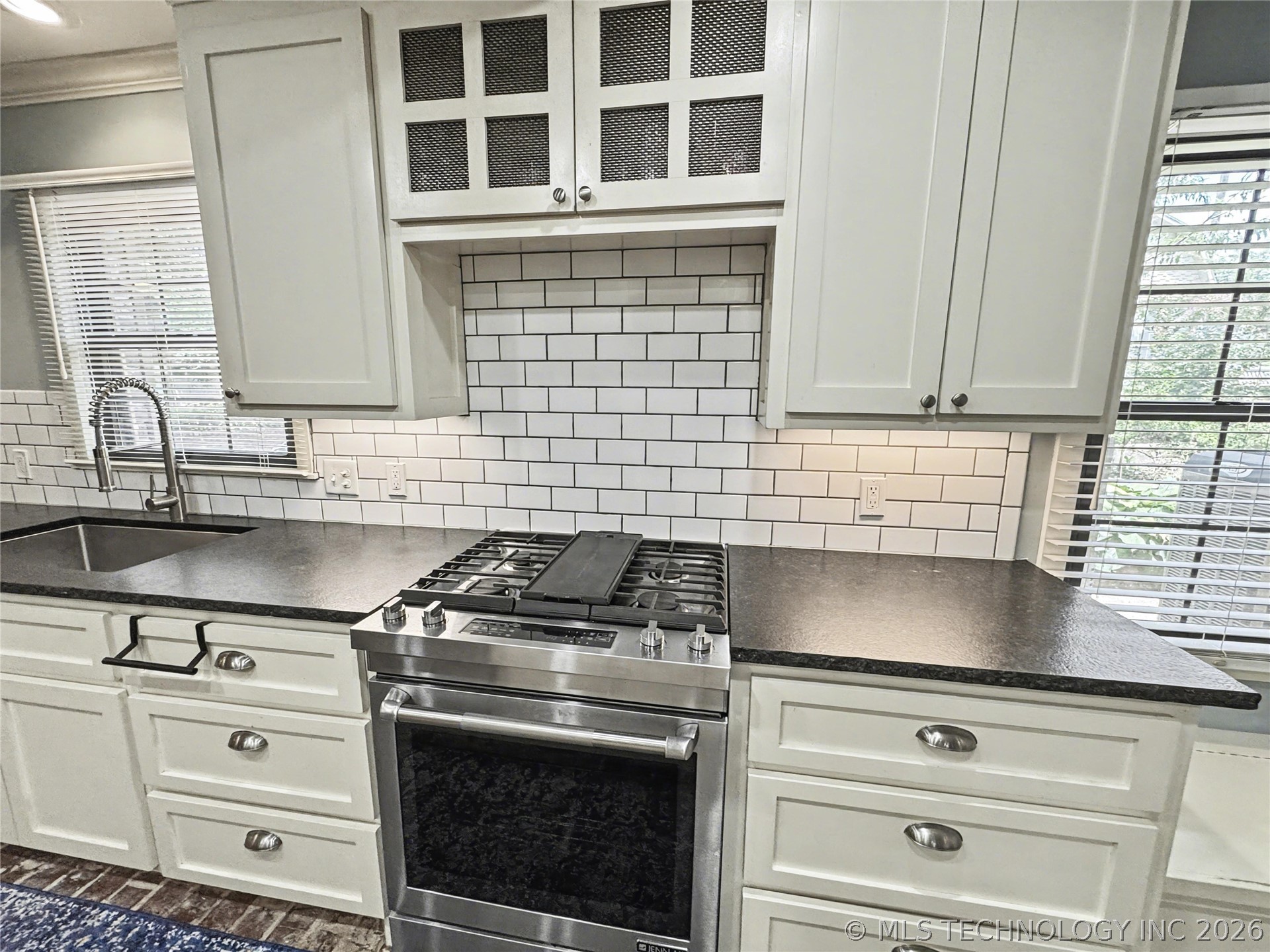 425 E Seneca Street Property Photo 15