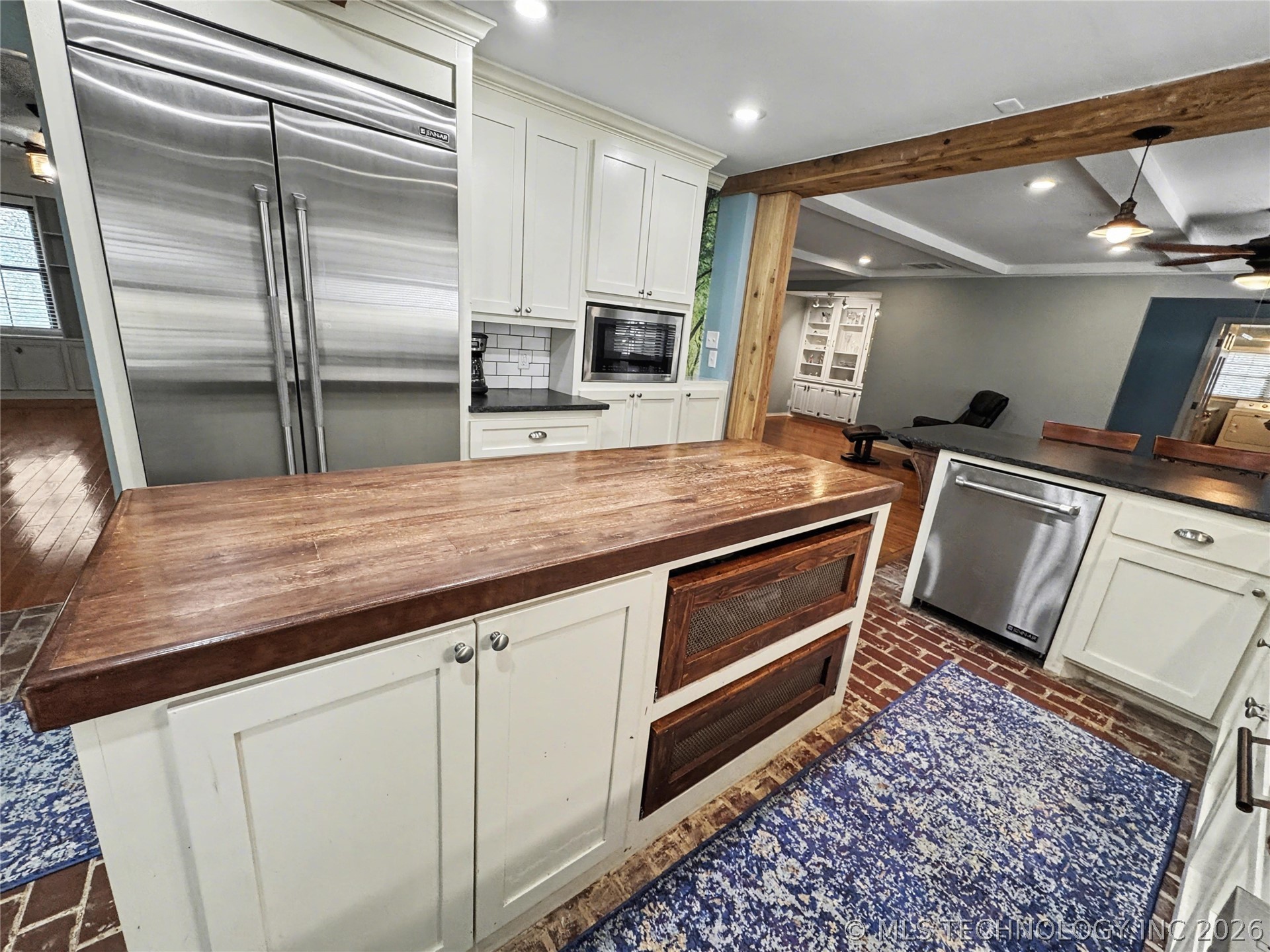 425 E Seneca Street Property Photo 16