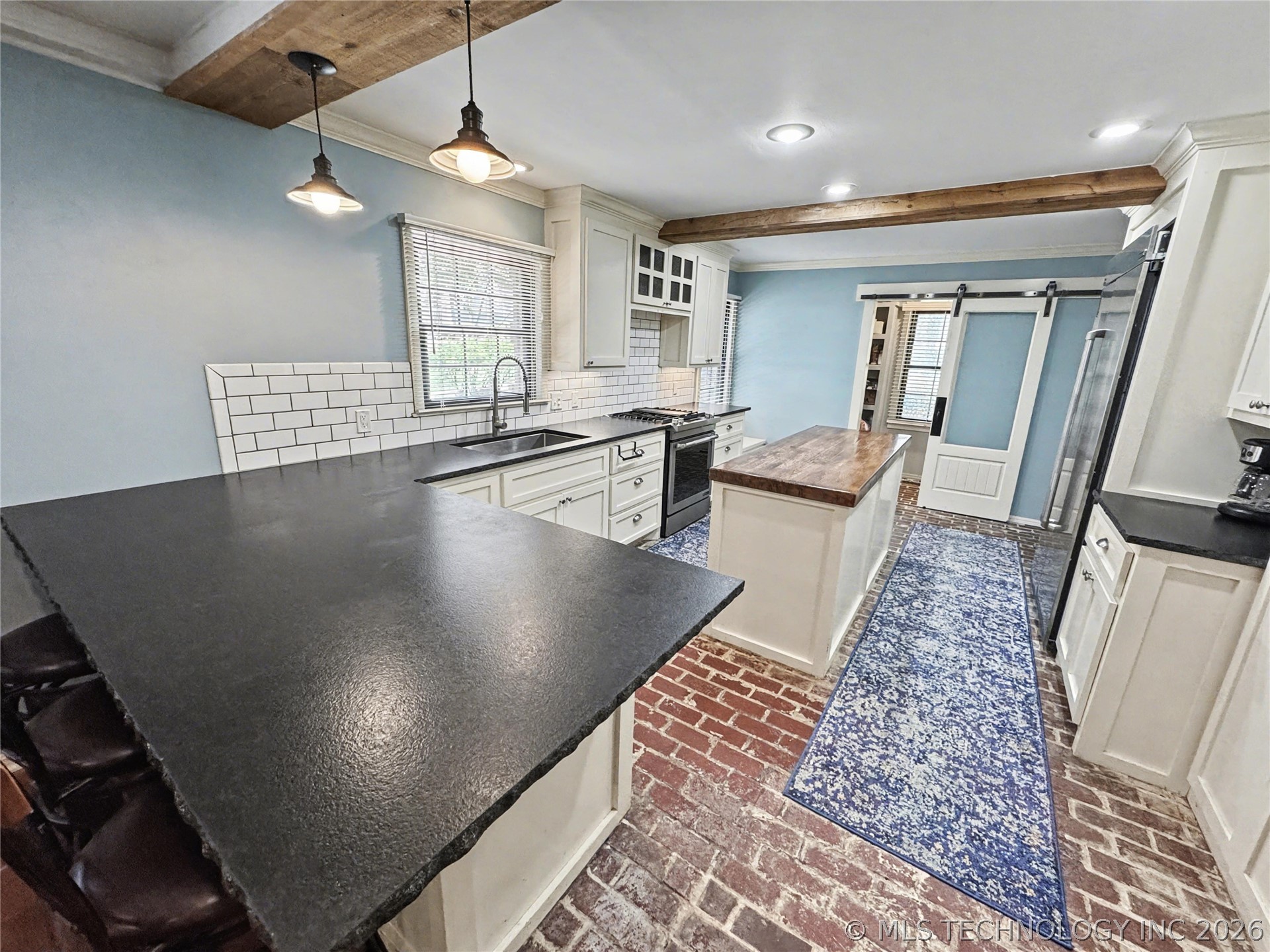 425 E Seneca Street Property Photo 18