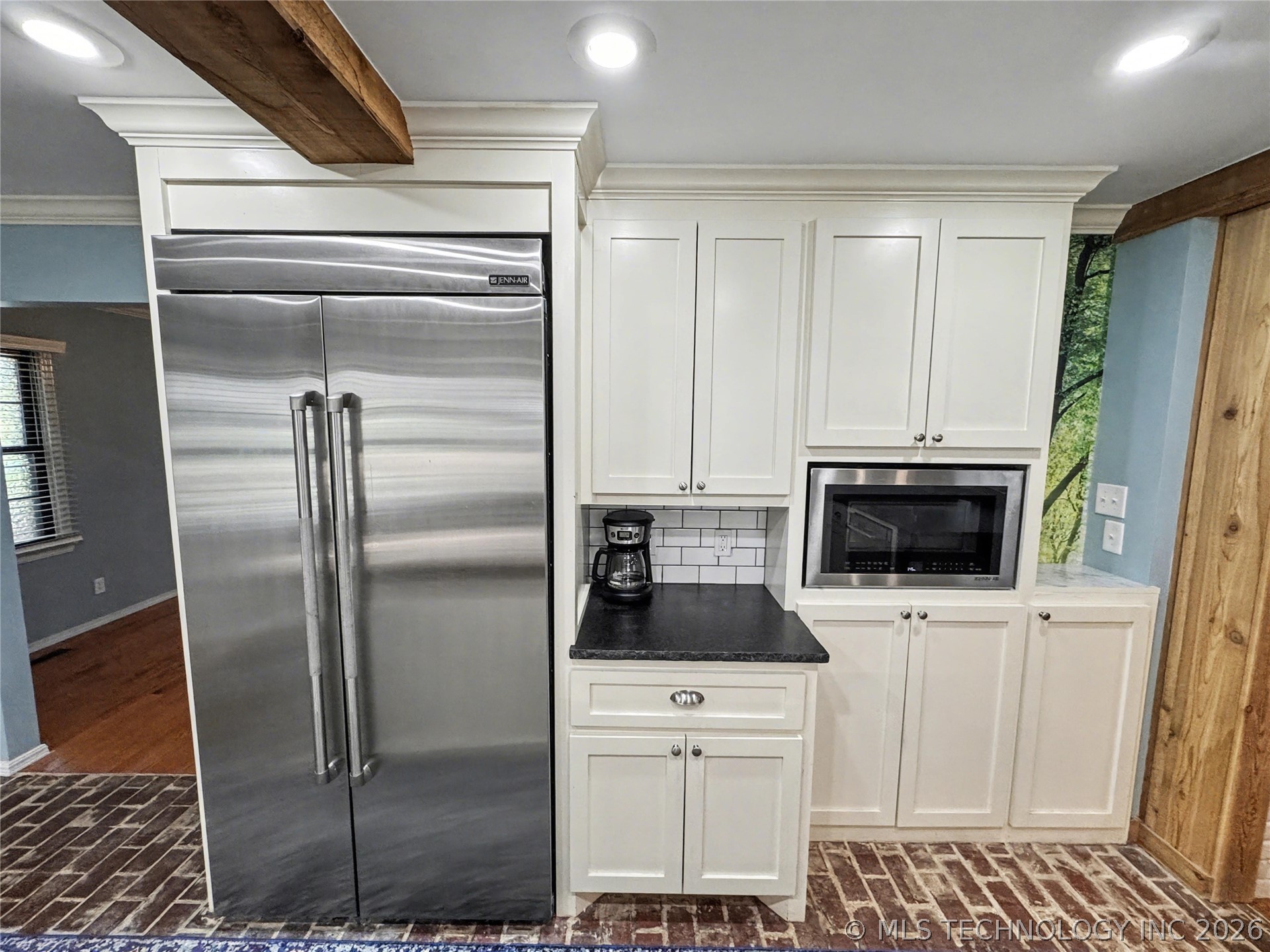 425 E Seneca Street Property Photo 20