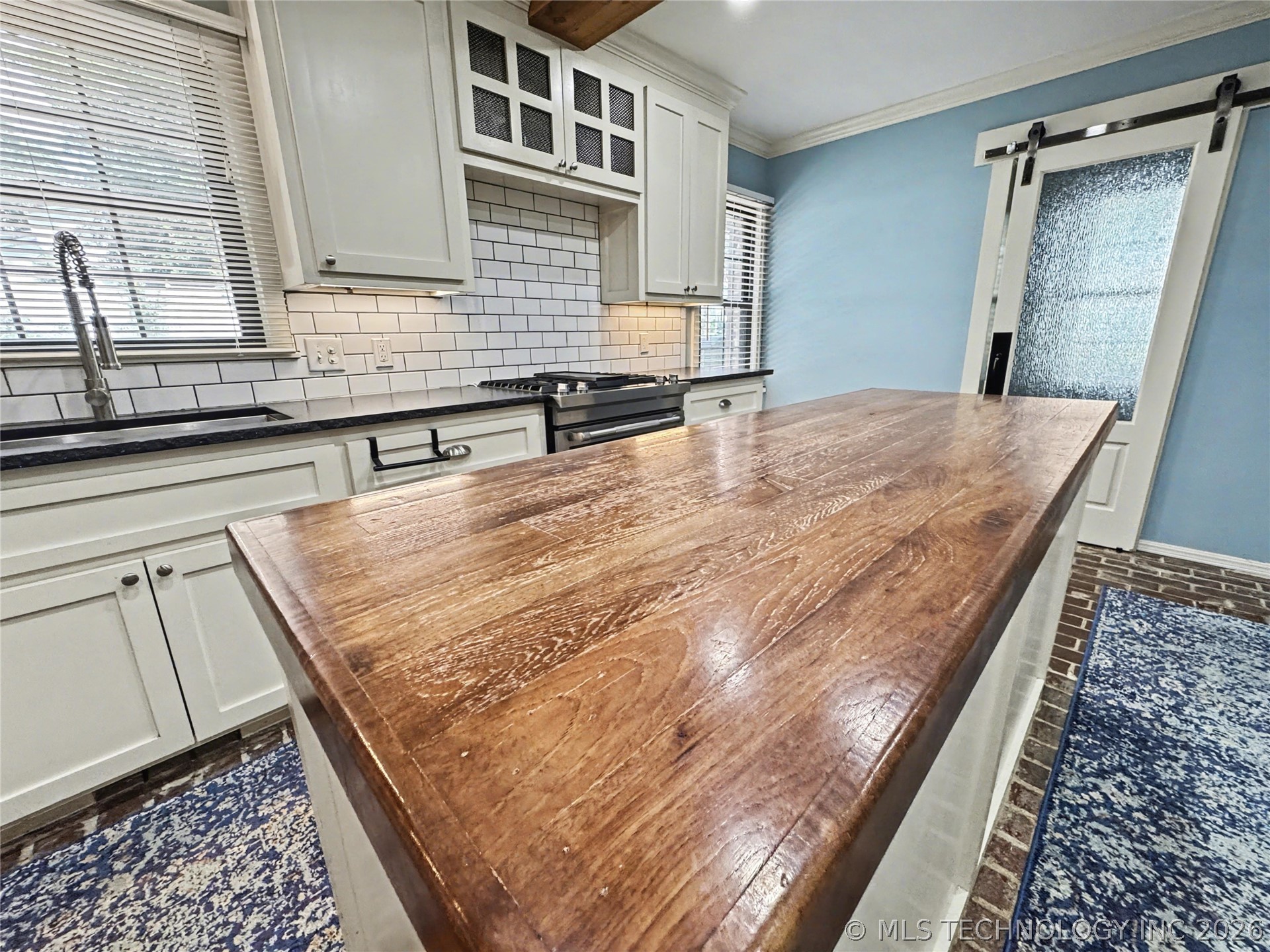 425 E Seneca Street Property Photo 23