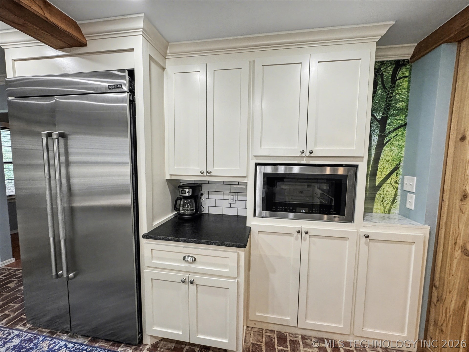 425 E Seneca Street Property Photo 24