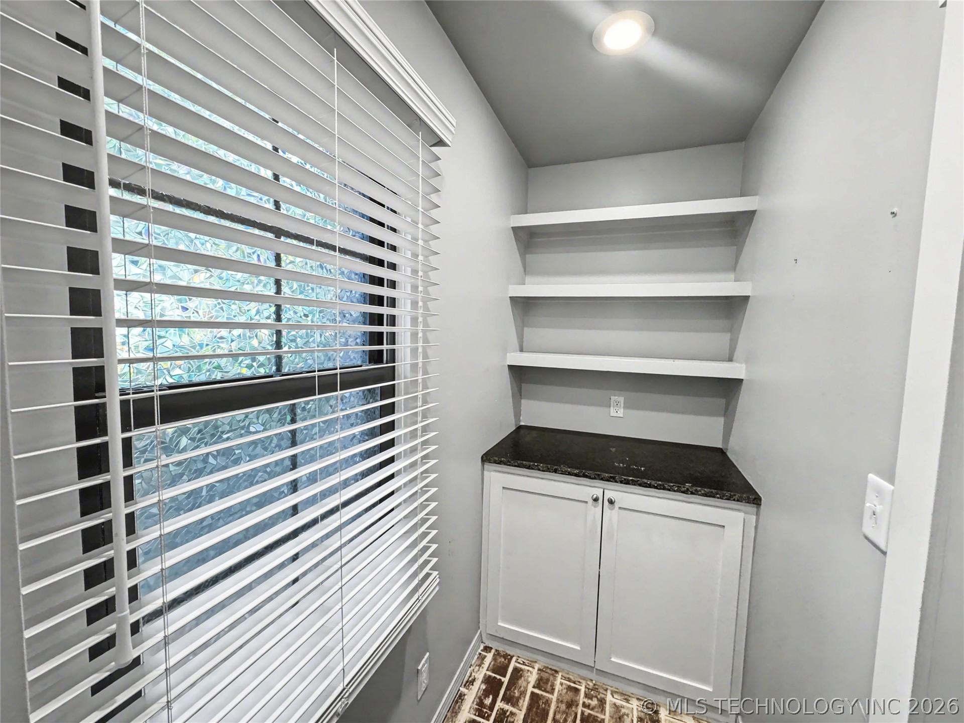 425 E Seneca Street Property Photo 26