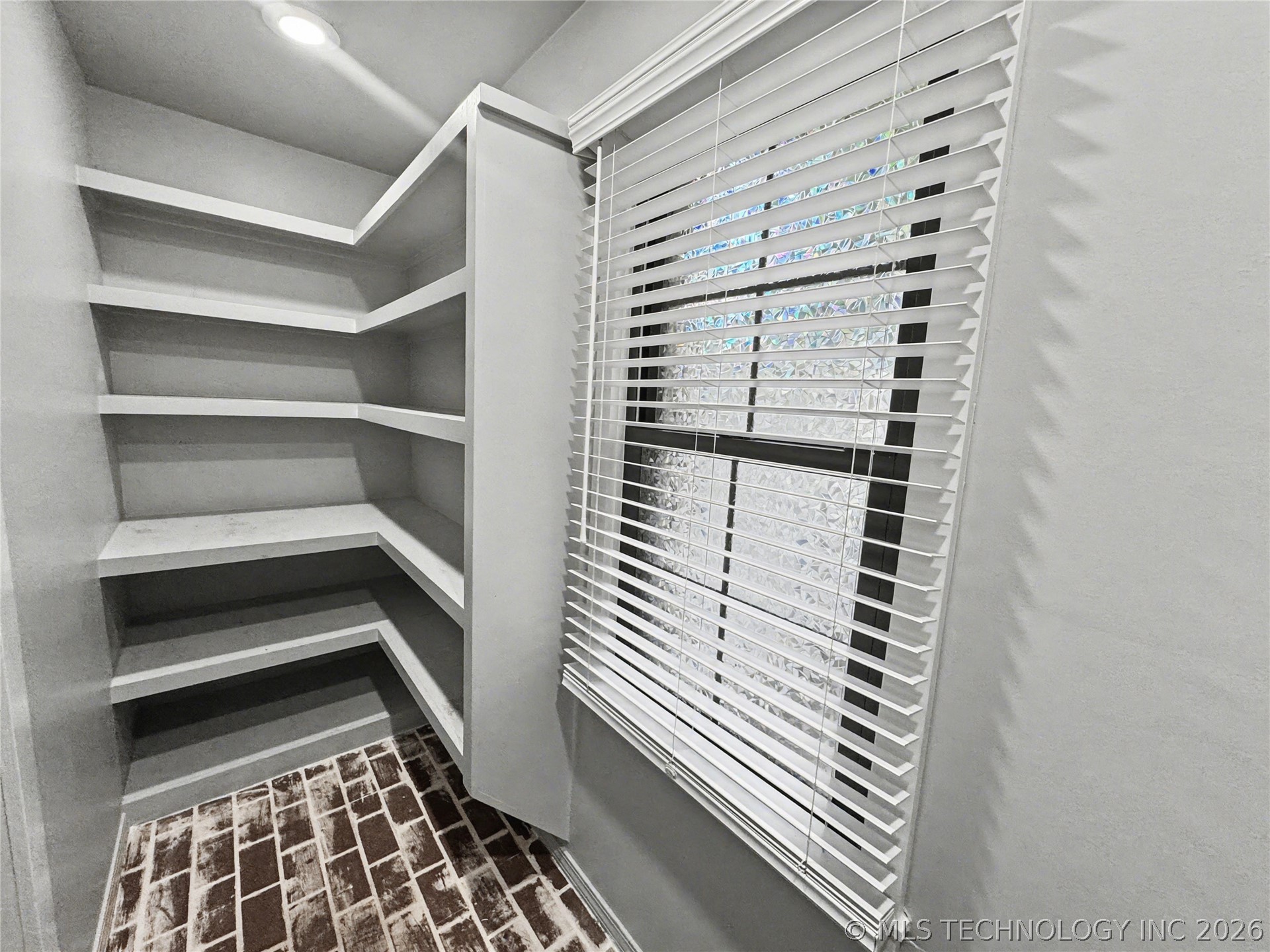 425 E Seneca Street Property Photo 27