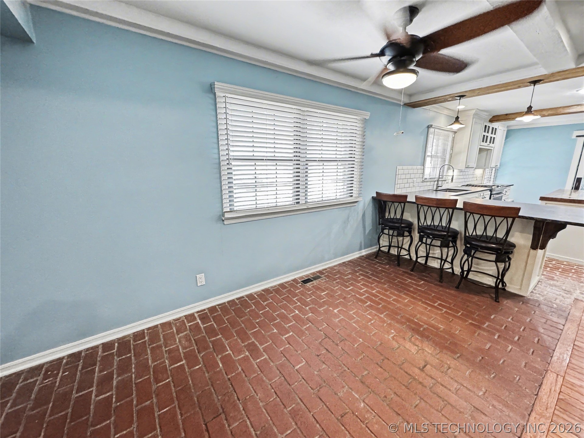 425 E Seneca Street Property Photo 28