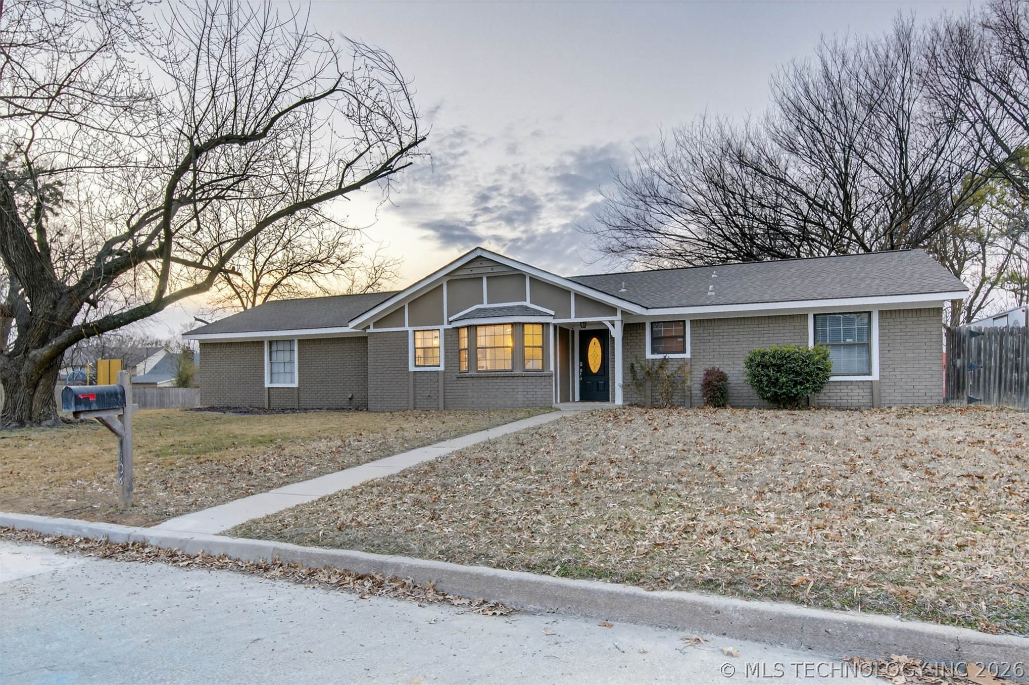1108 S Poplar Avenue Property Photo 1
