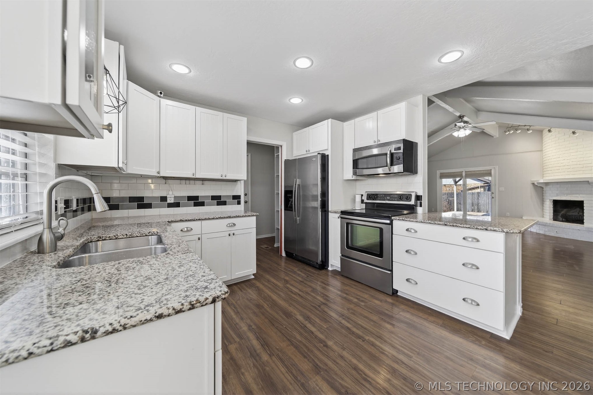 1108 S Poplar Avenue Property Photo 6