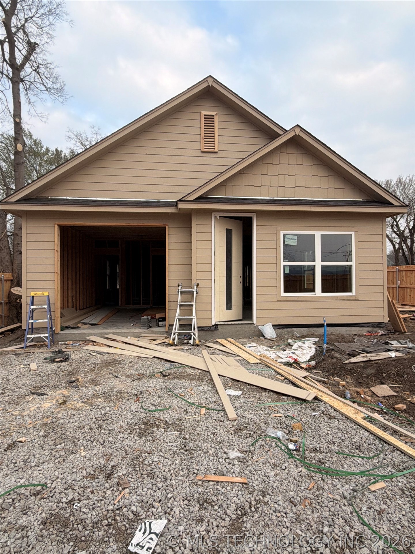 2201 N Lewis Place Property Photo 4