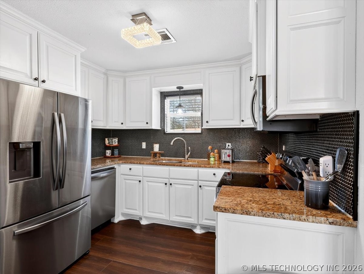 706 6th Avenue Property Photo 8