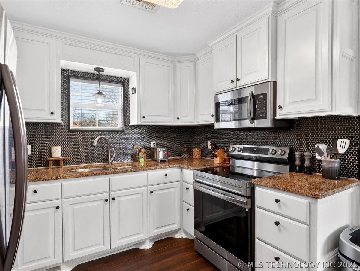 706 6th Avenue Property Photo 9