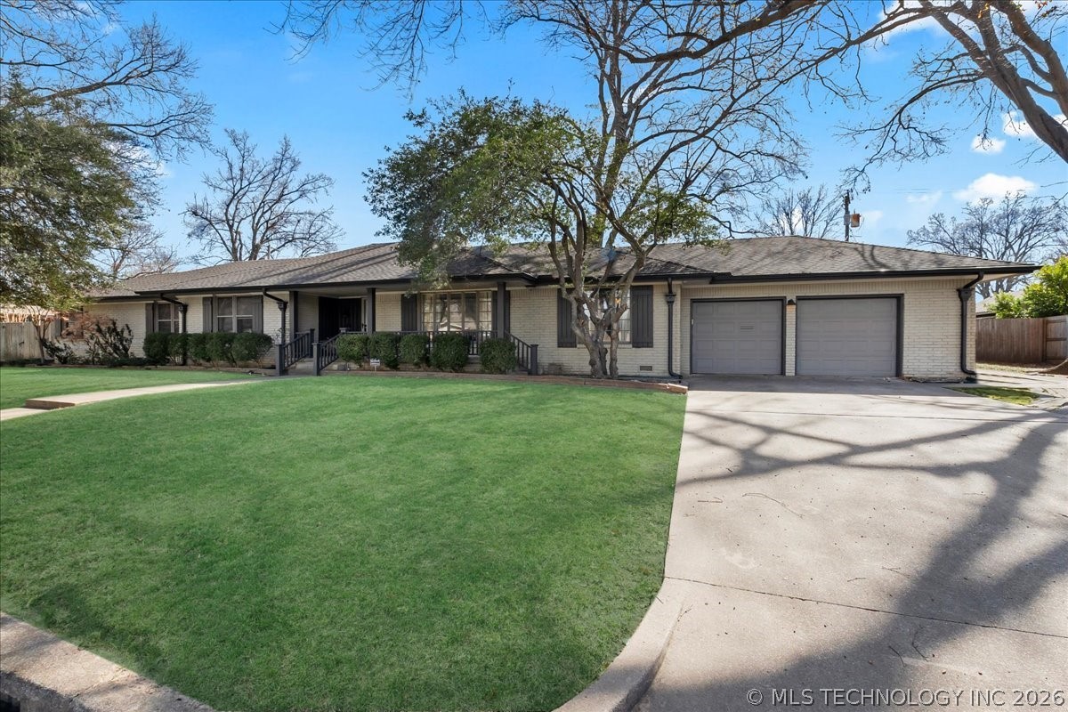 2706 E 57th Street Property Photo 3