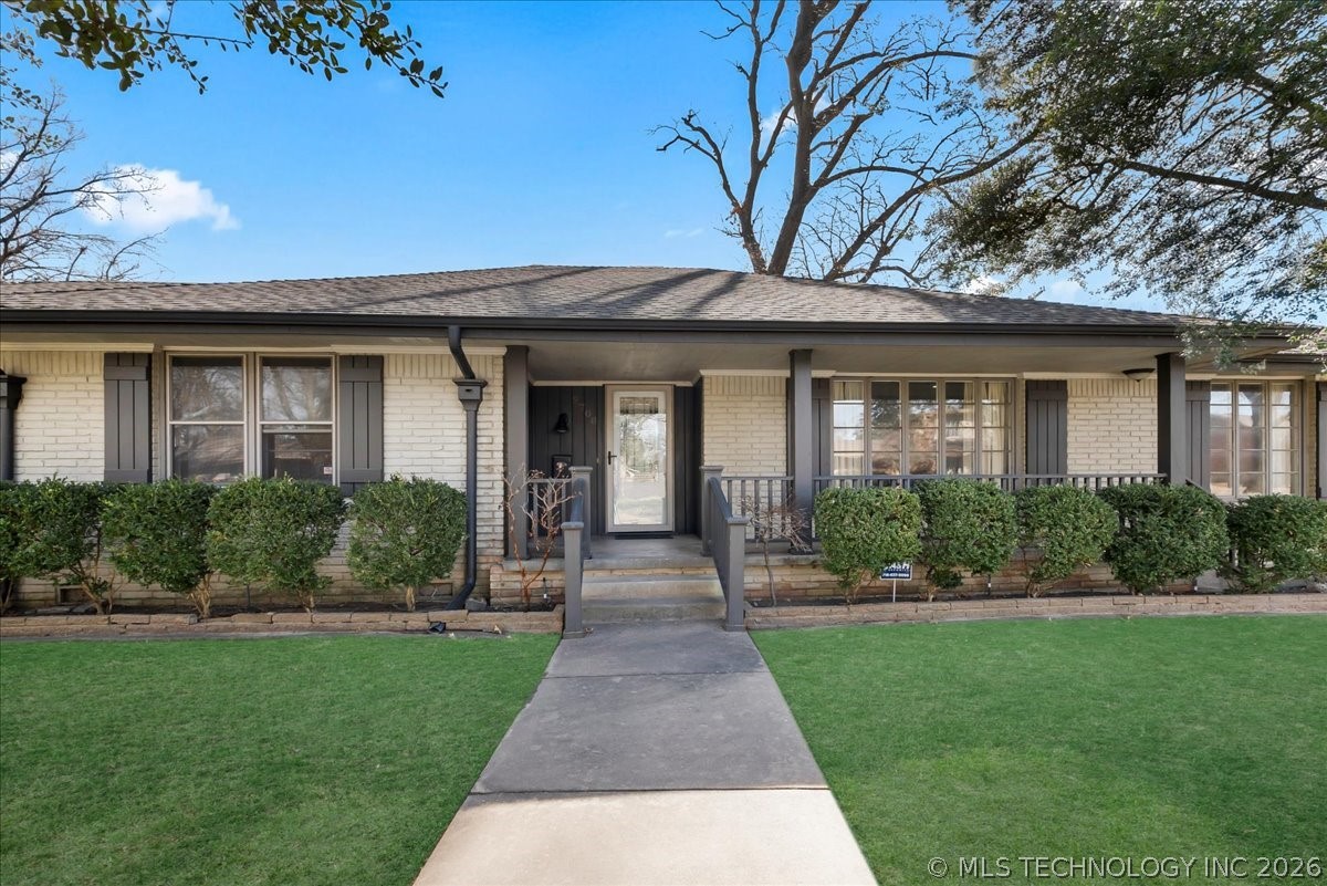 2706 E 57th Street Property Photo 4